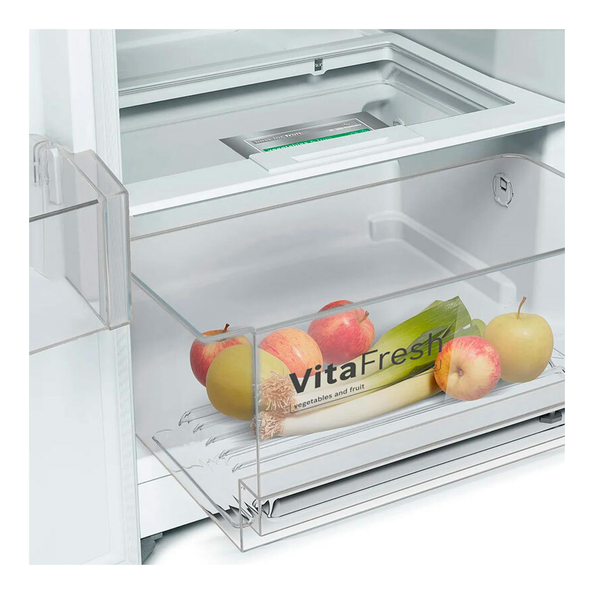 Frigorífico Balay 3FCE553ME blanco, vista frontal del interior con cajón transparente VitaFresh y fruta.