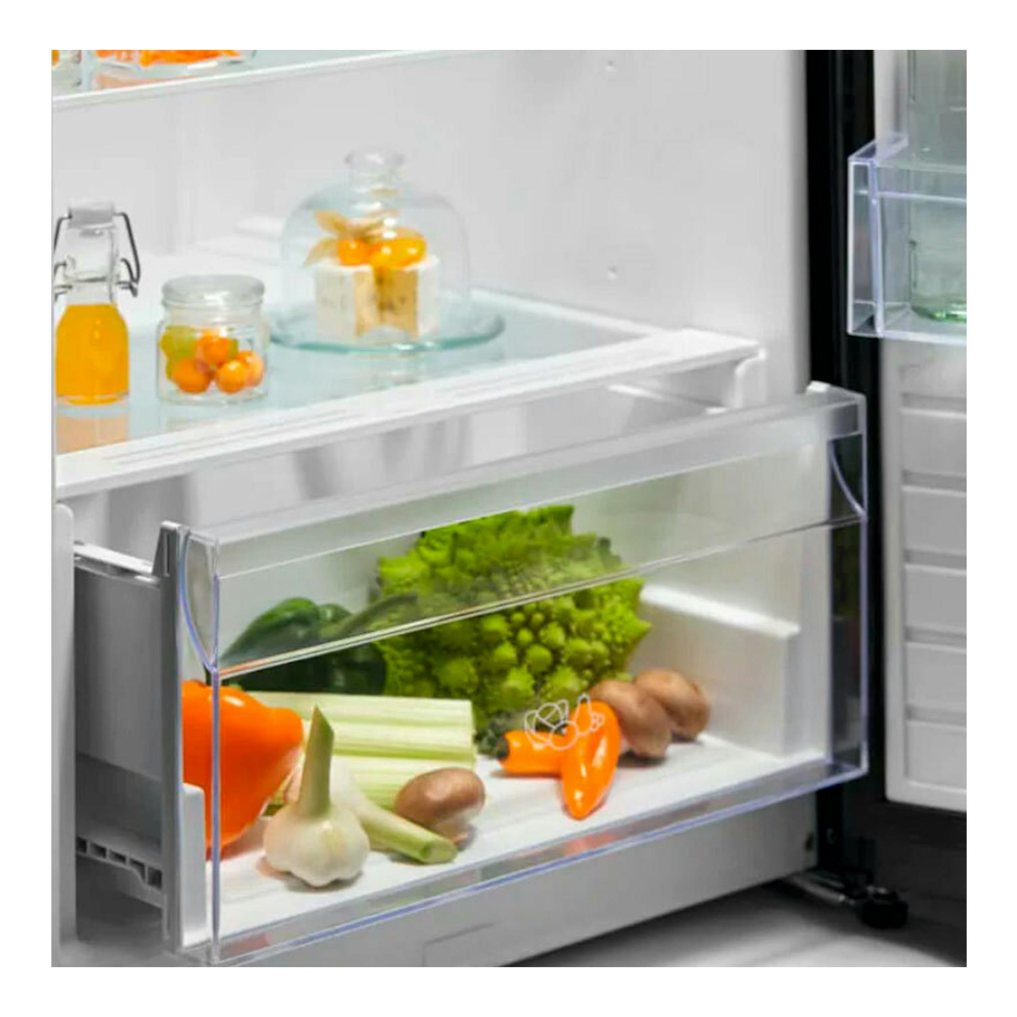Frigorífico Electrolux LRS3DE39W blanco, vista frontal del interior con cajones transparentes y verduras.