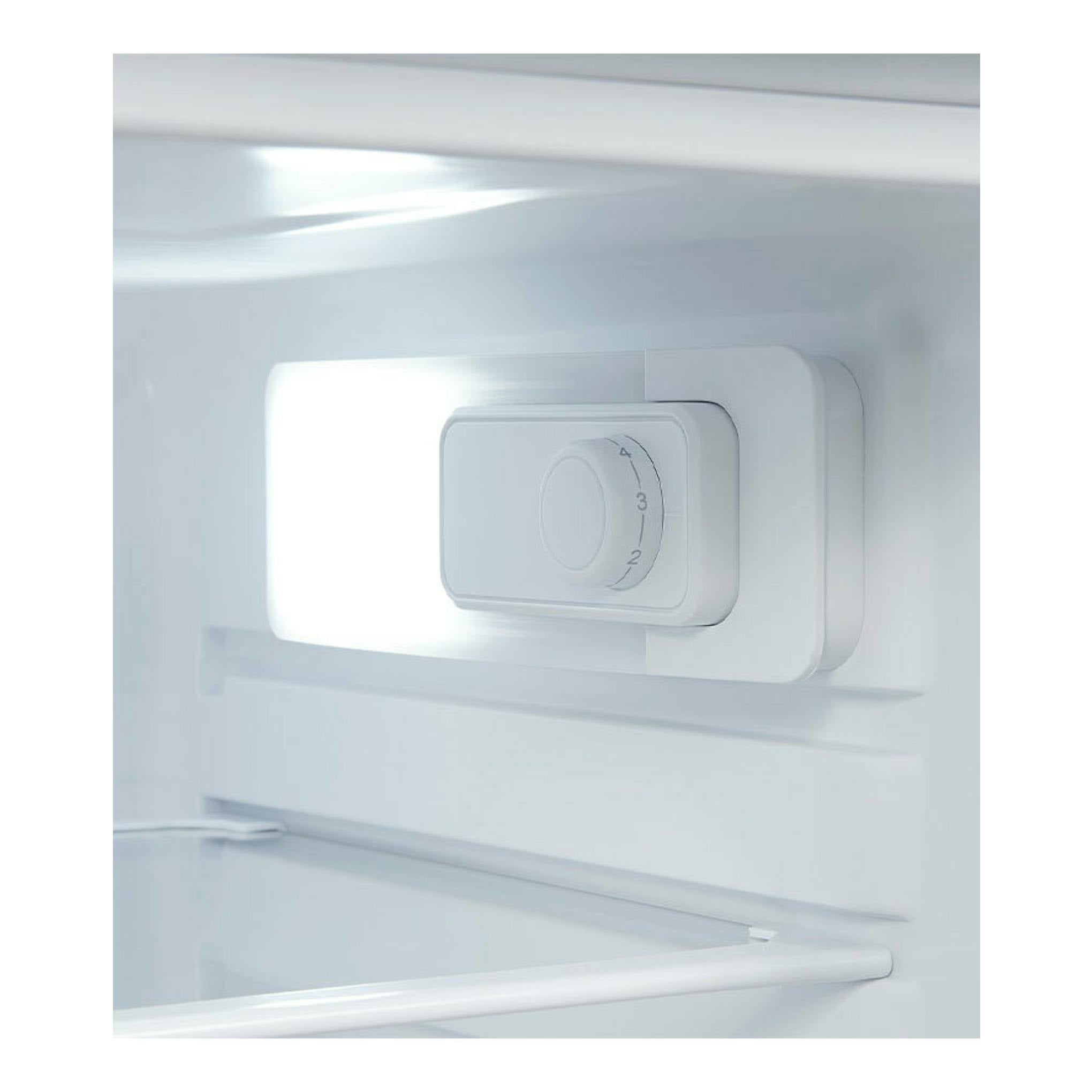 Vista interior en primer plano de frigorífico blanco Exquisit KS 16-4-V-H 040E Inox, con termostato.