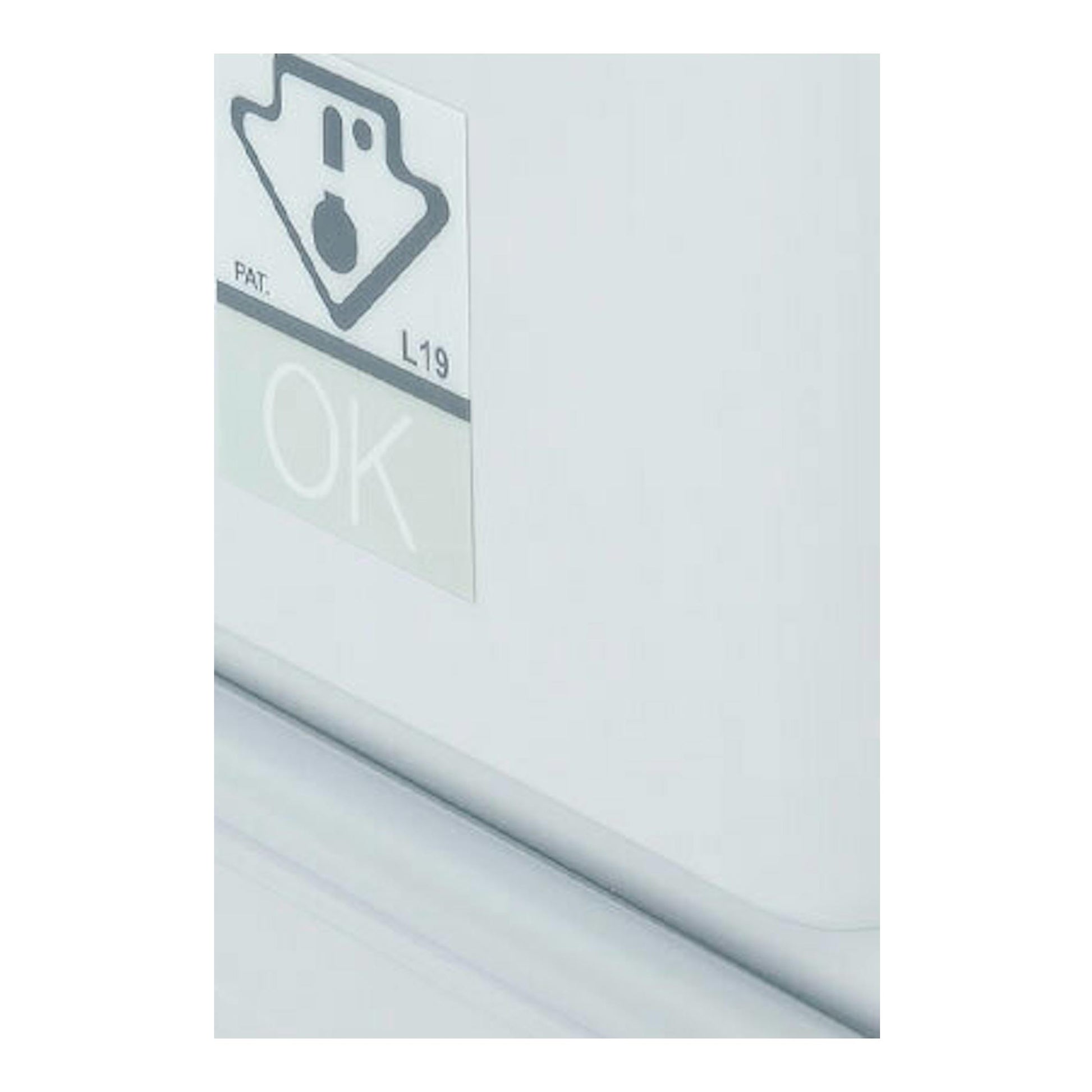 Interior de frigorífico blanco, con cajón plástico transparente y pegatina “OK” en la pared interior.