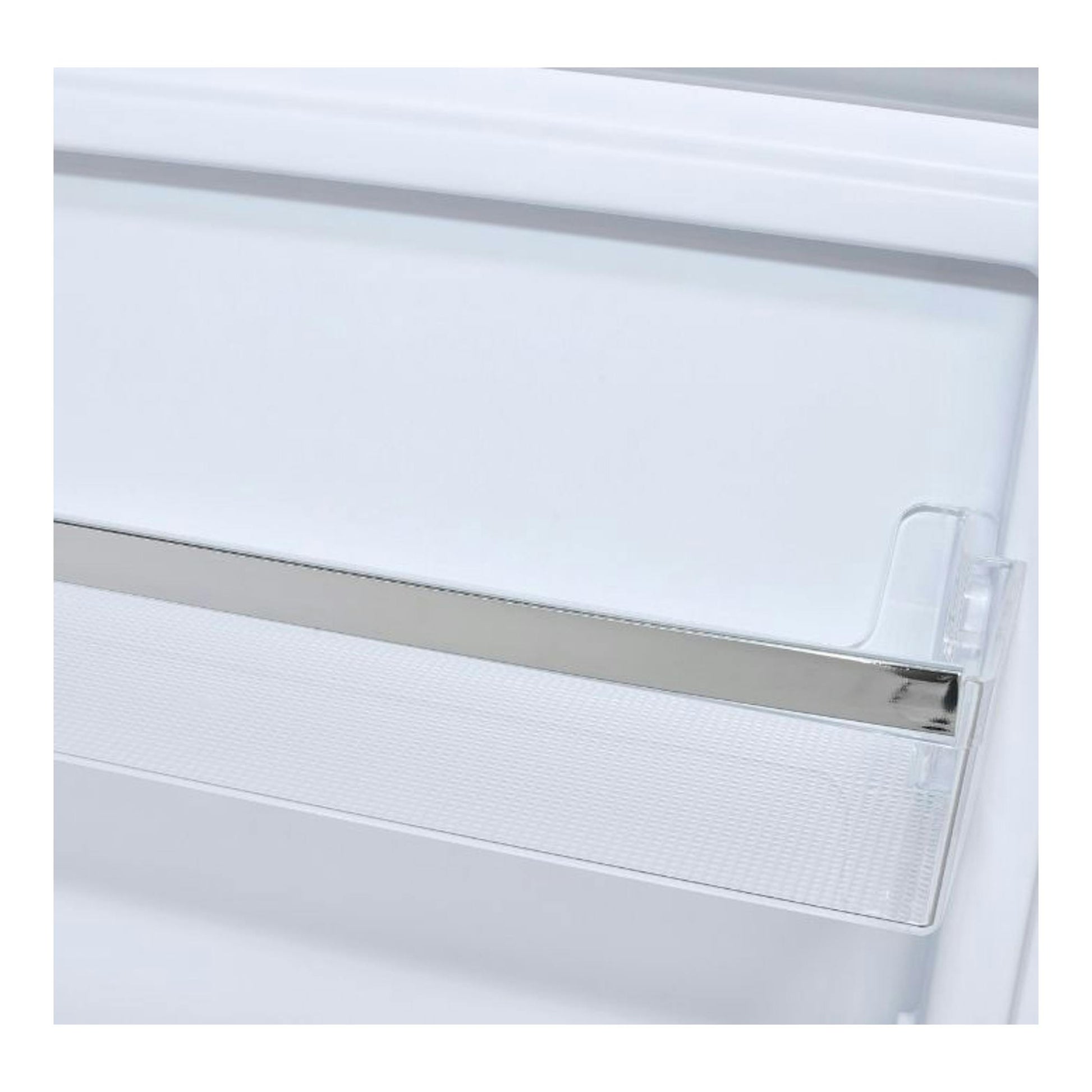 Primer plano del interior blanco de un frigorífico, con balda transparente y borde cromado.