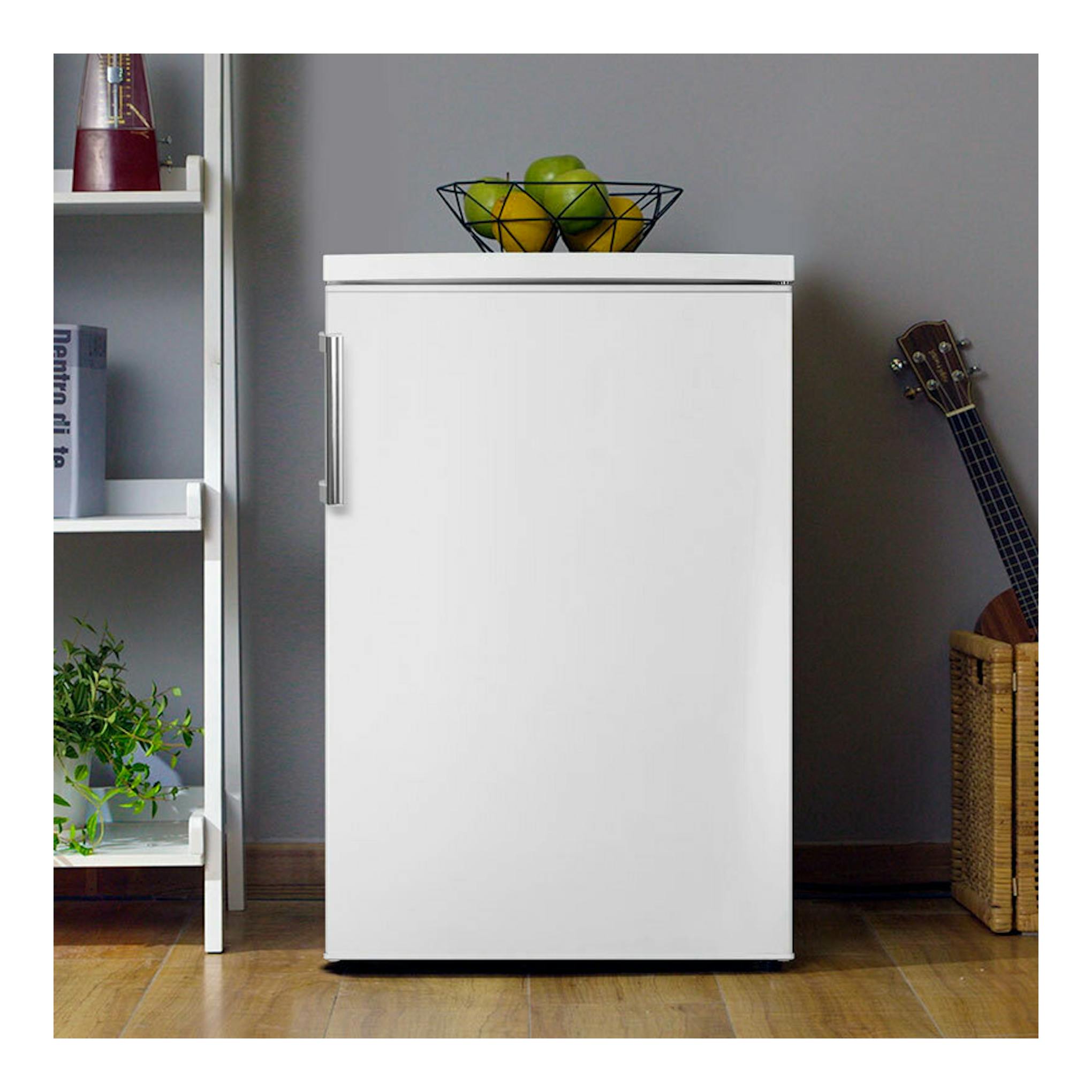 Frigorífico blanco de una puerta Hisense RL170D4BWE, vista frontal, con tirador lateral.