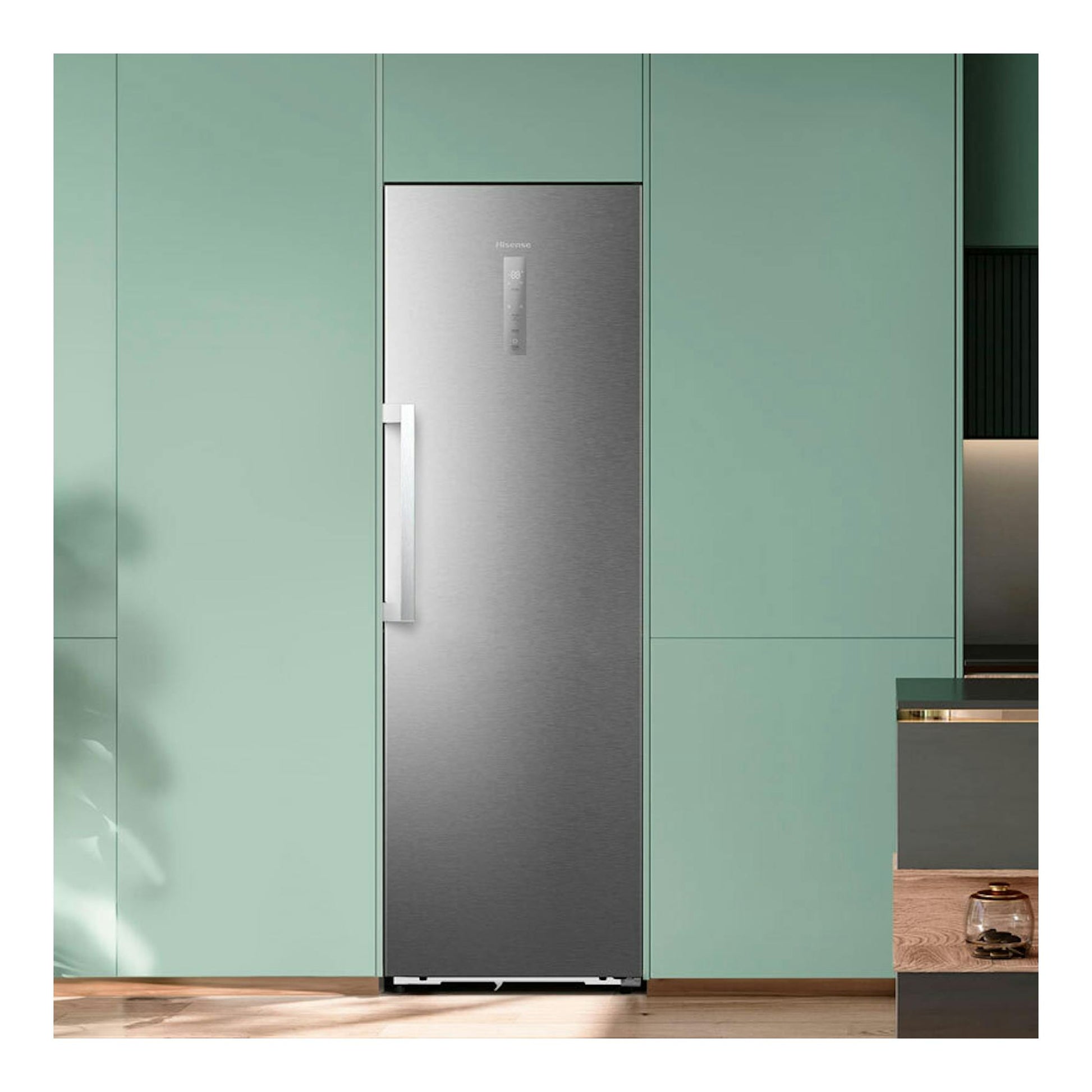 Frigorífico Hisense RL3K370SAIE1 inox, vista frontal, integrado en cocina verde.