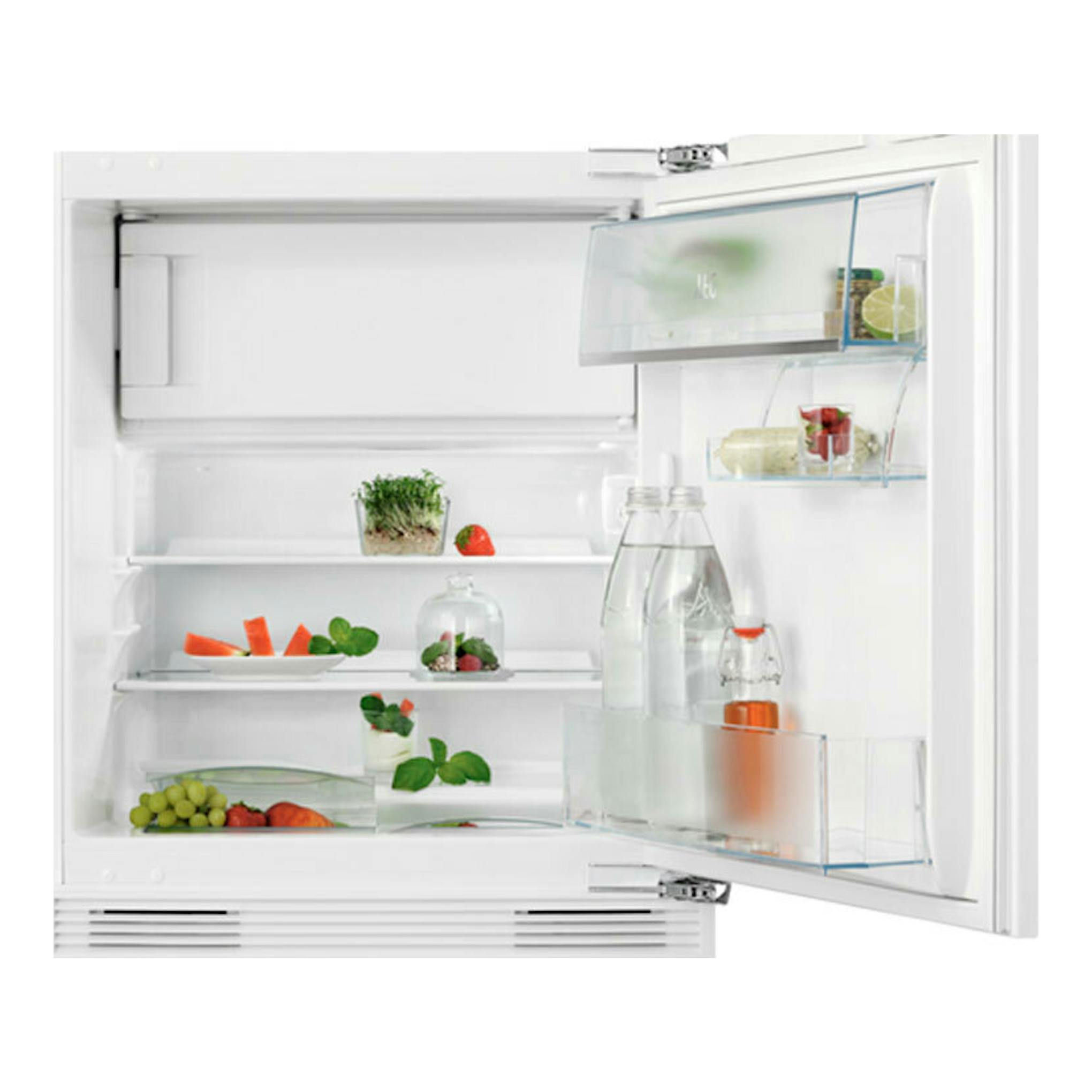 Frigorífico integrable AEG OSF6I82EF, puerta abierta, vista frontal interior en blanco con estantes y botellas.