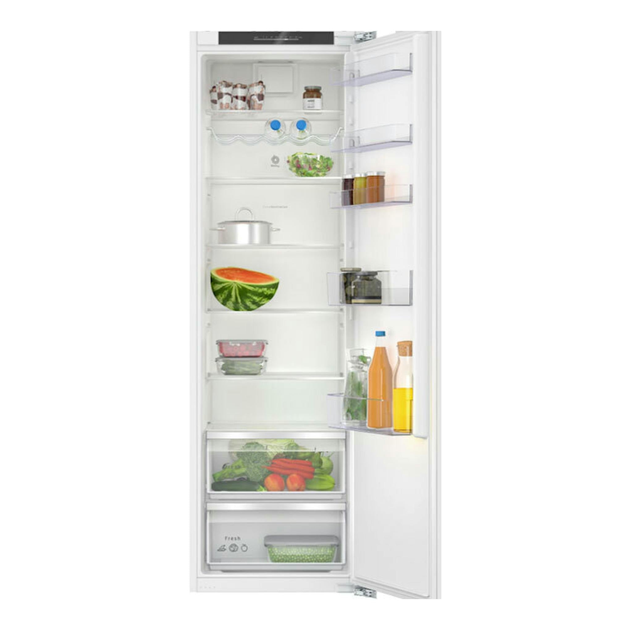 Frigorífico integrable Balay 3FIE734S blanco, visto de frente con la puerta abierta y estantes con alimentos.