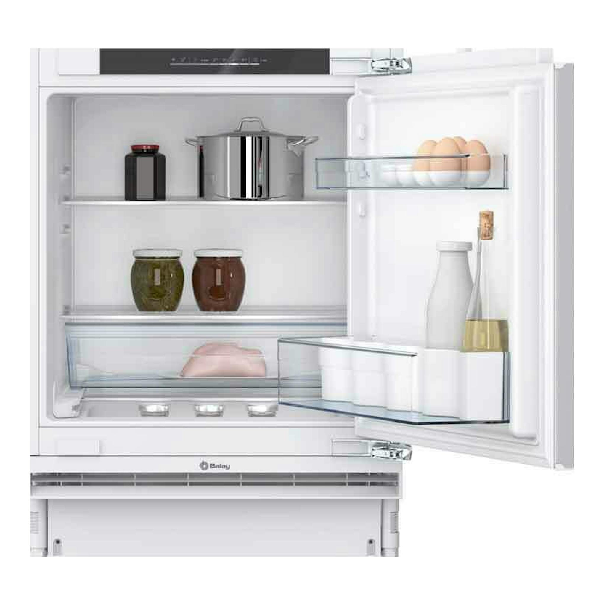 Frigorífico integrable Balay 3KUE037S, vista frontal con puerta abierta e interior blanco con estantes y alimentos.