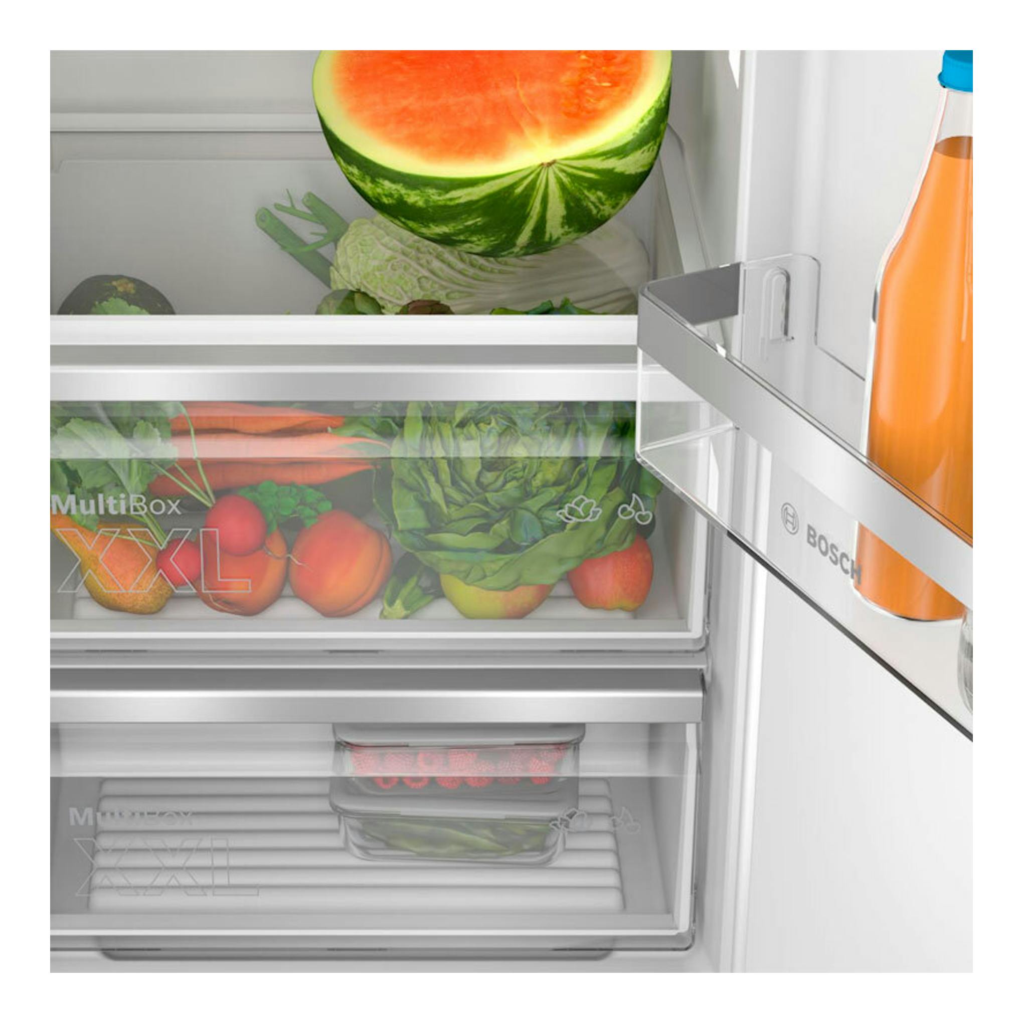 Vista frontal de frigorífico Bosch KIL82VFE0 integrable abierto, con cajones transparentes y alimentos.