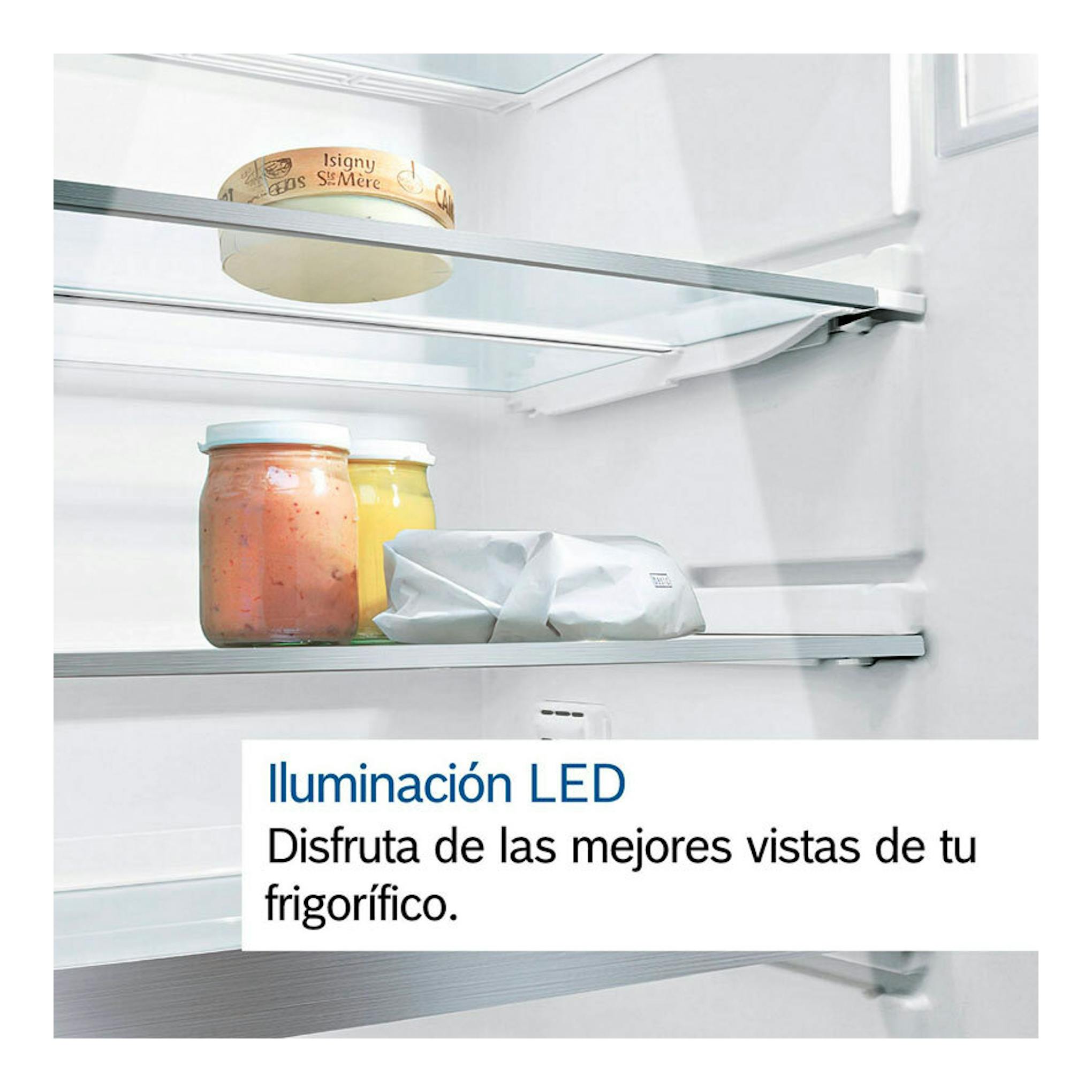 Interior de frigorífico Bosch KIL82VFE0 blanco, vista frontal con baldas de vidrio, tarros y paquete, LED.