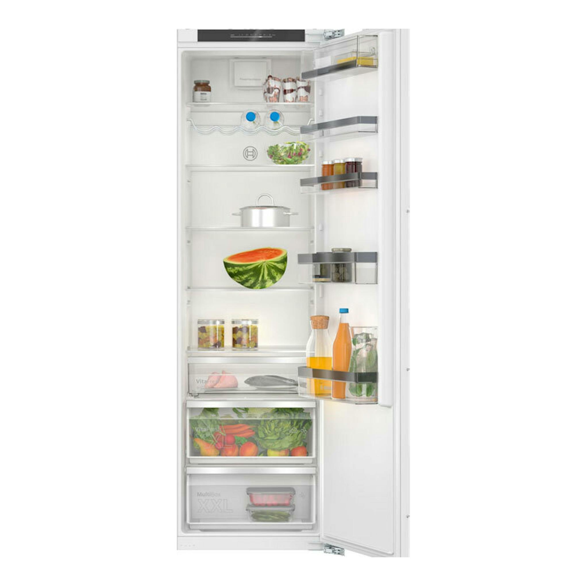 Frigorífico integrable Bosch KIR81ADD0 blanco, vista frontal con la puerta abierta y estantes interiores.