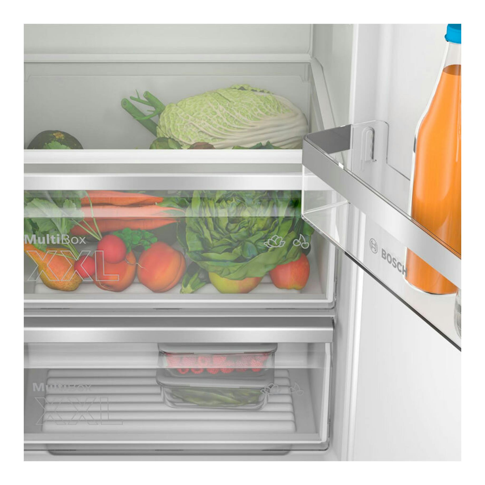 Interior de frigorífico integrable Bosch KIR81VFE0, vista frontal, con cajones y estantes con verduras.