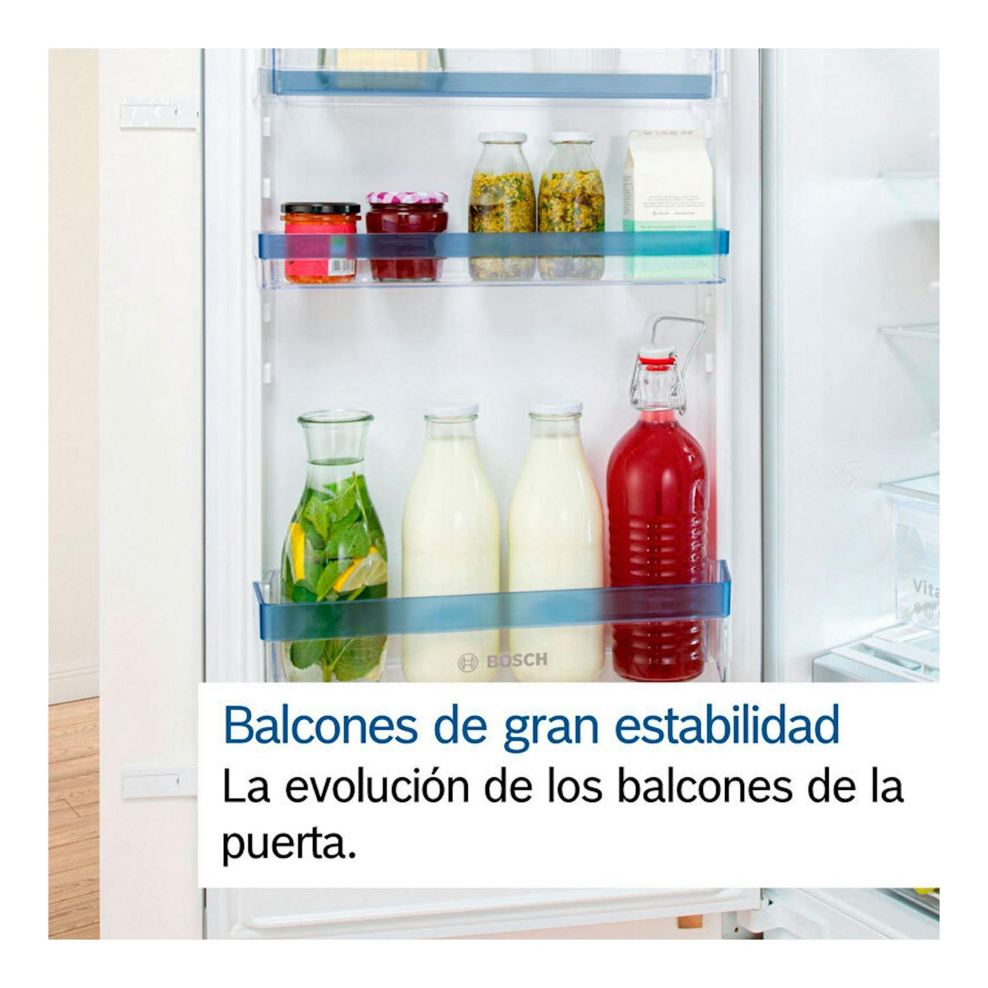 Interior frontal de un frigorífico Bosch KIR81VFE0 blanco, con balcones azules, botellas, tarros y leche.