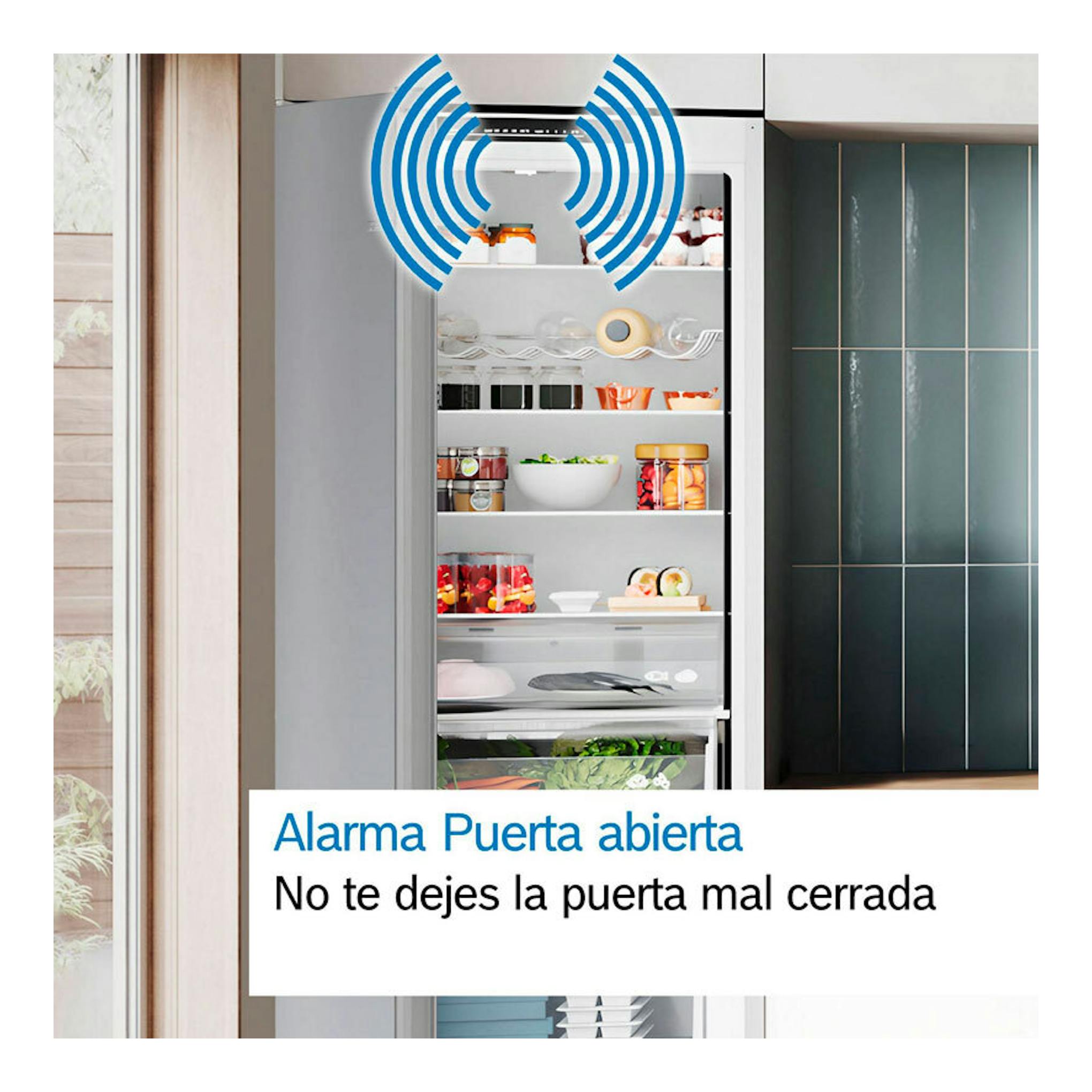 Vista frontal de frigorífico integrable Bosch KIR81VFE0, con la puerta abierta y aviso de alarma.
