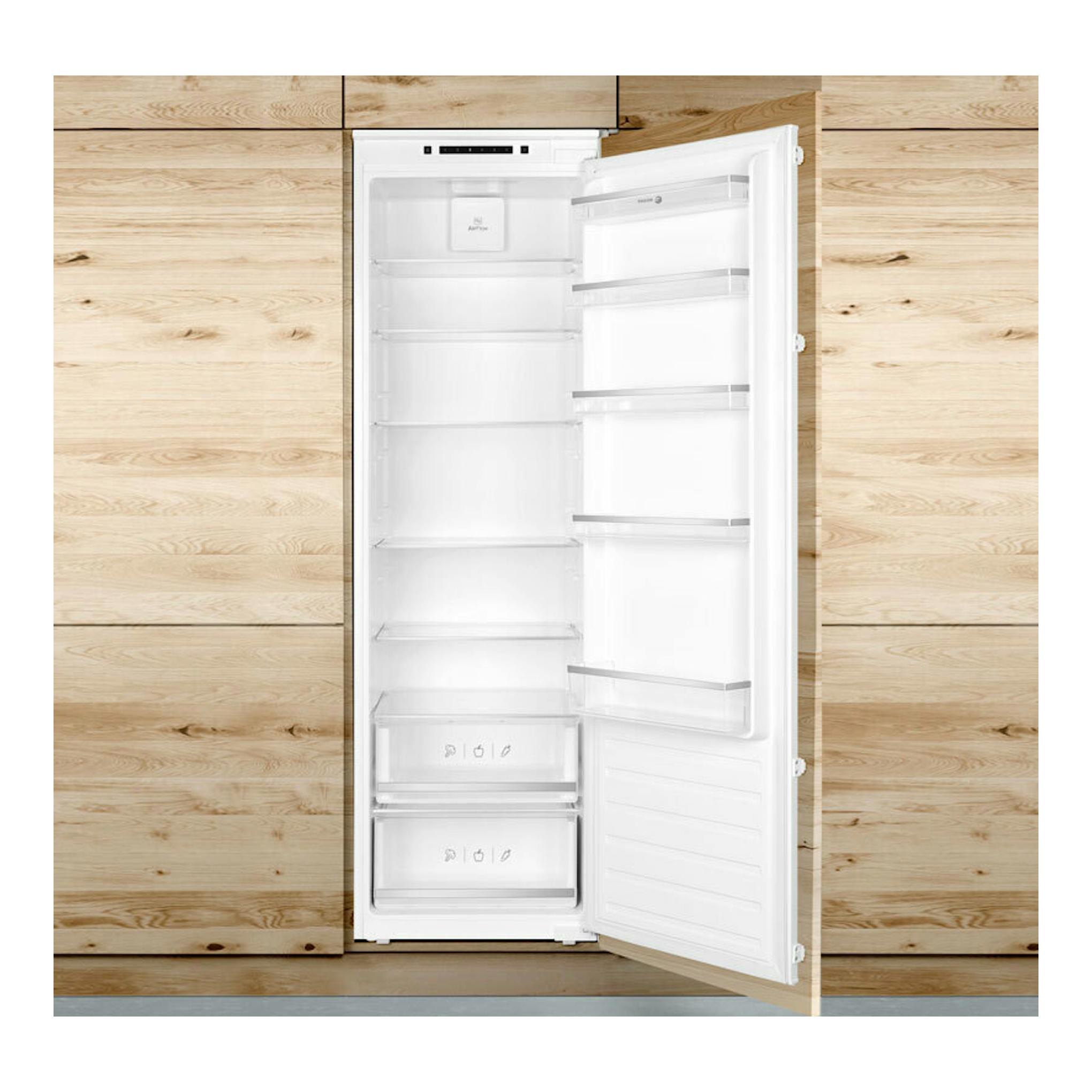 Frigorífico integrable Fagor 3FIB1725 blanco, de frente y con la puerta abierta, encastrado en mueble de madera.