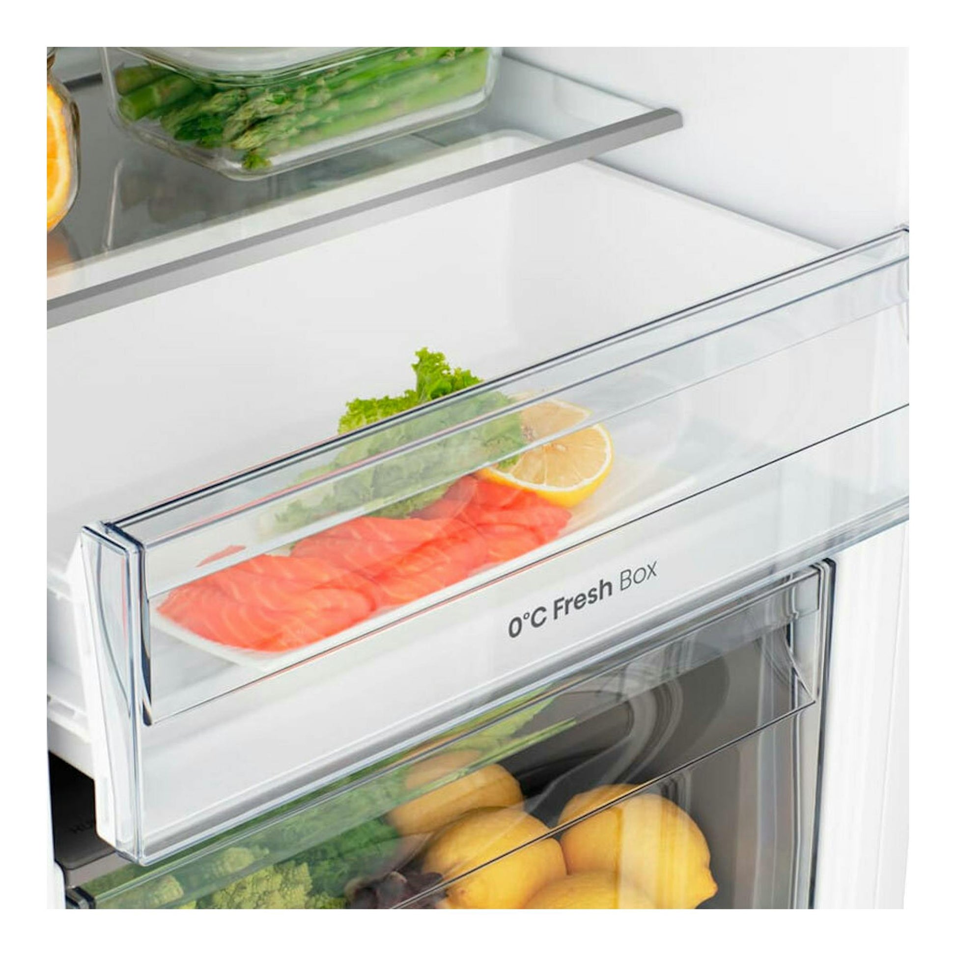 Interior de frigorífico Hisense RL3B303SAWE, vista frontal parcial, cajón 0°C Fresh Box blanco con alimentos.