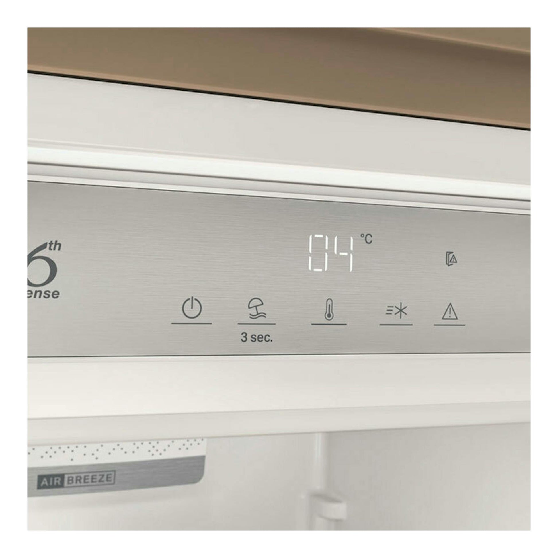 Whirlpool WHSD18A013C1: primer plano del panel de control de un frigorífico integrable blanco y plateado.