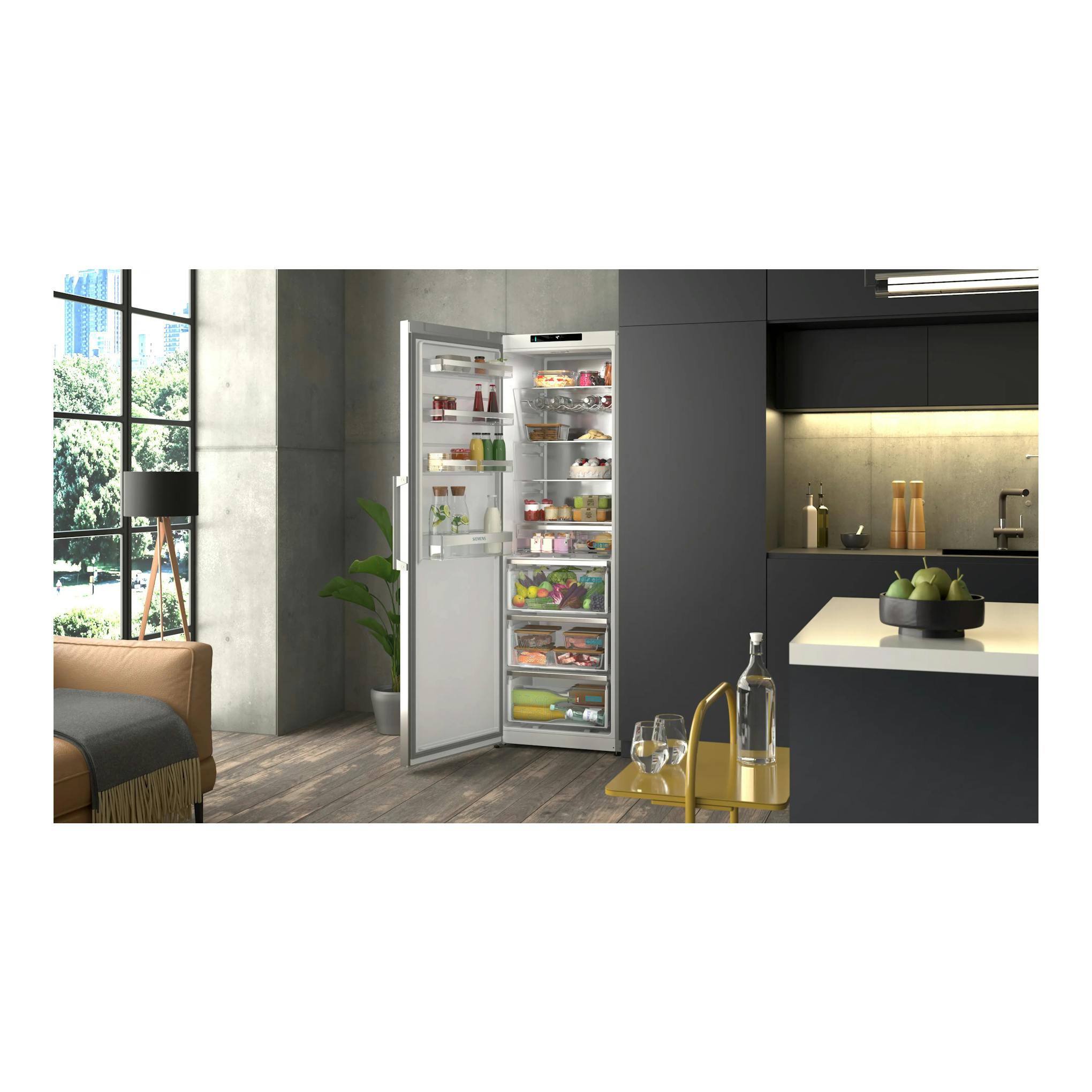 Frigorífico Siemens KS36NVICG de una puerta, abierto, en cocina moderna; interior blanco con estantes y cajones.