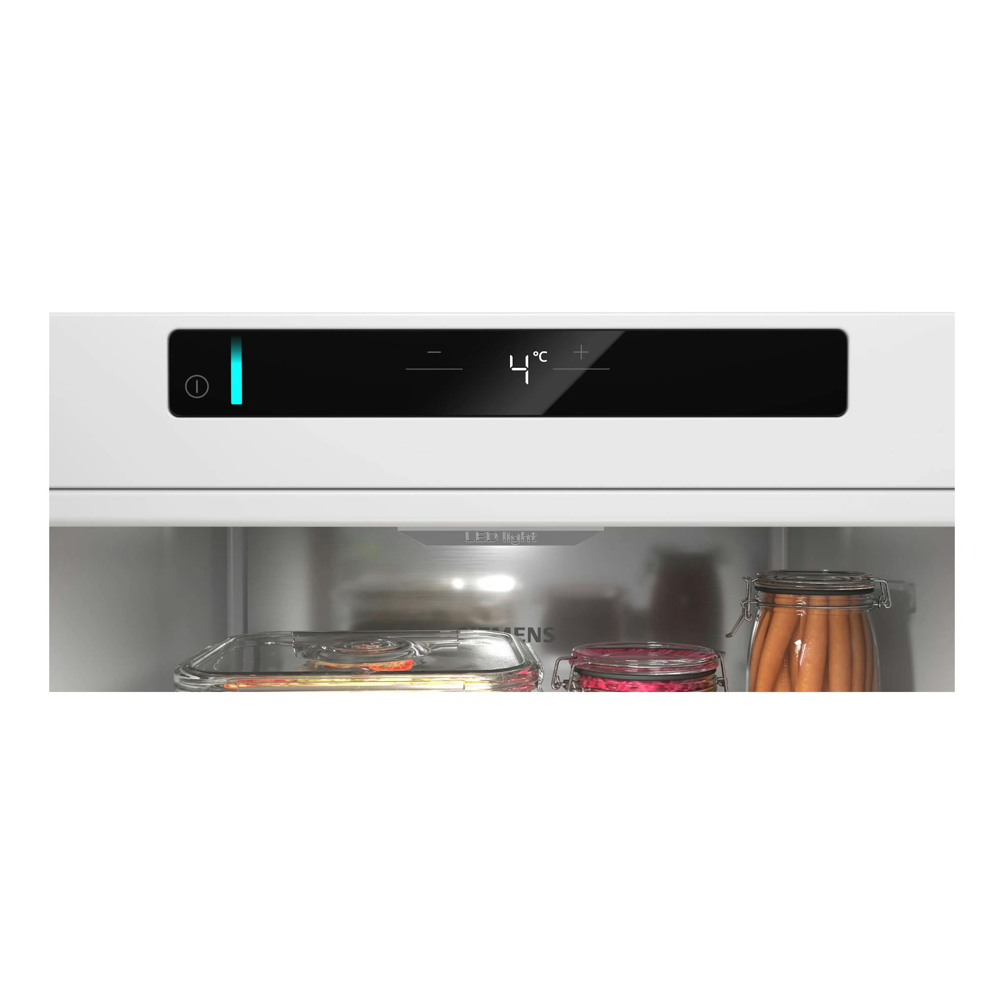 Frigorífico Siemens KS36NVICG en inox, con panel táctil y pantalla a 4 °C, vista frontal del interior.