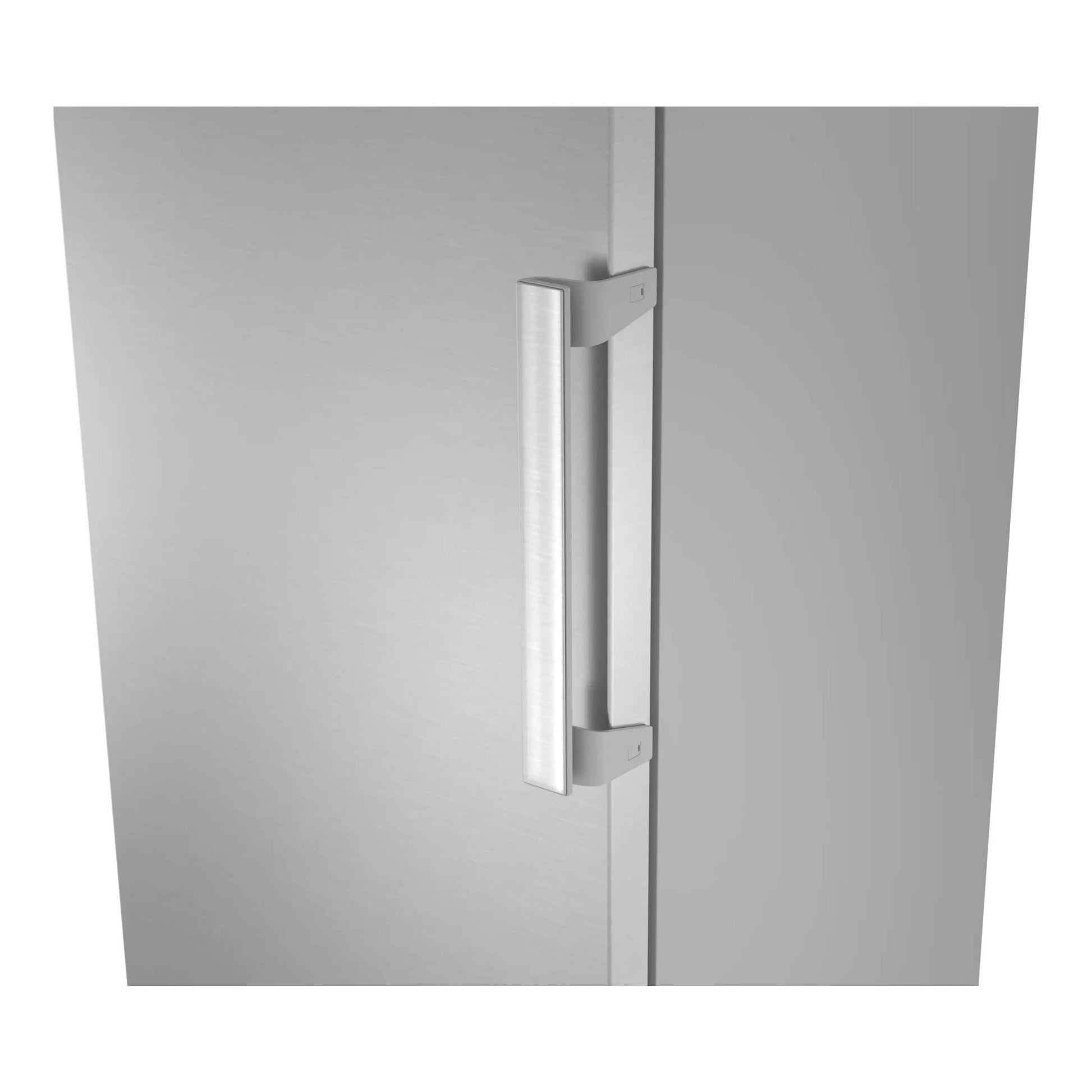 Siemens KS36NVICG, primer plano de la puerta de un frigorífico inox con tirador vertical y bisagra lateral.