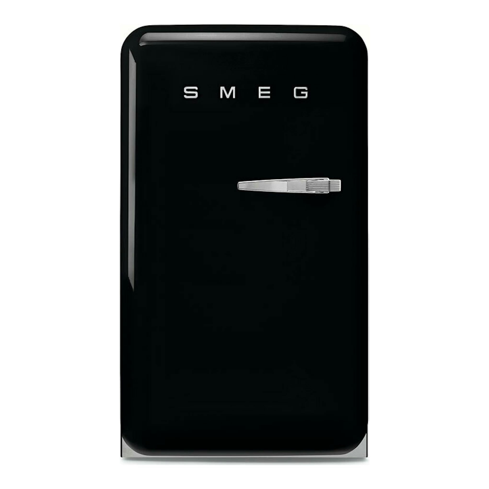 Frigorífico Smeg FAB10LBL6 negro, vista frontal, con una puerta y tirador cromado.