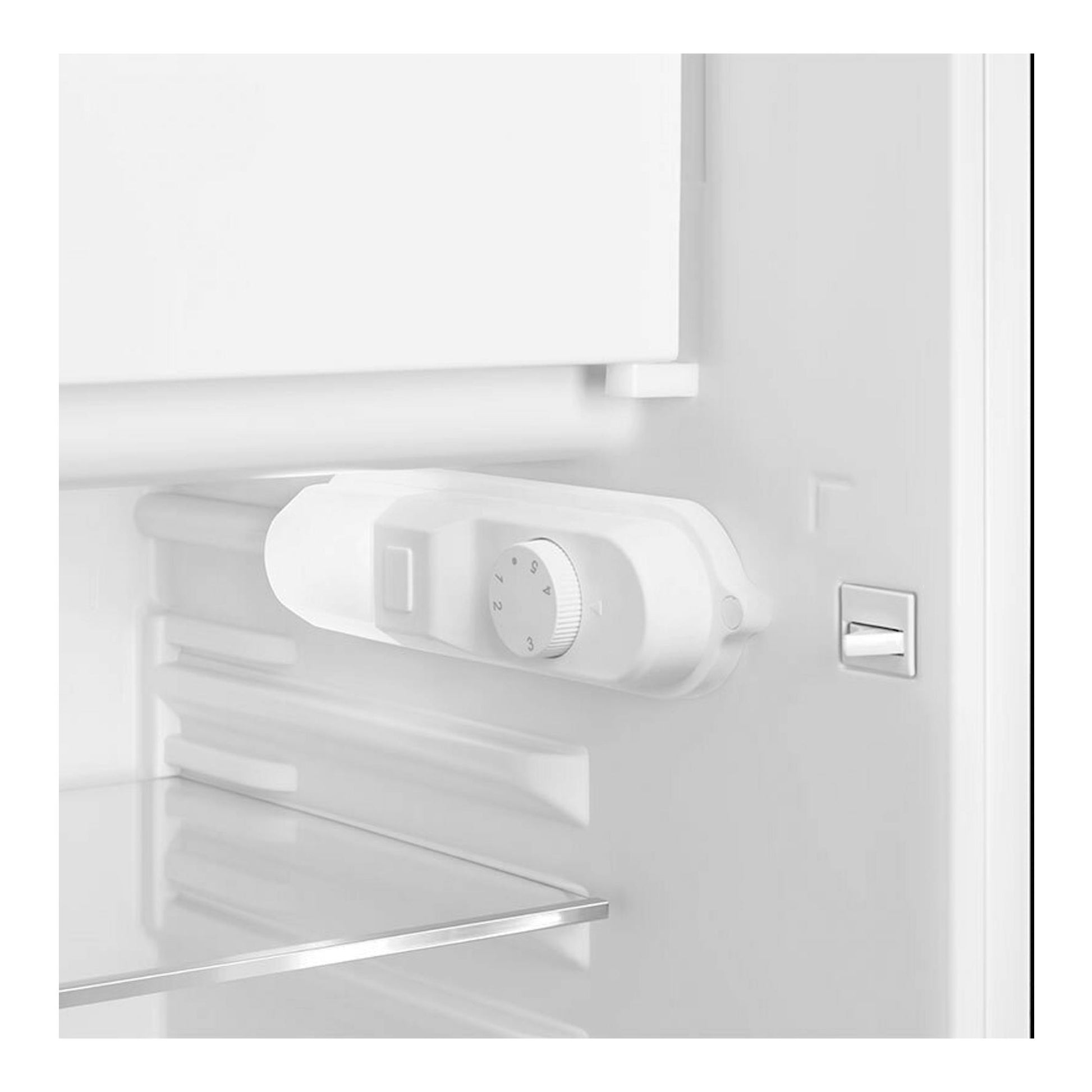 Interior de frigorífico Smeg FAB10LBL6, con panel blanco y selector de temperatura circular.