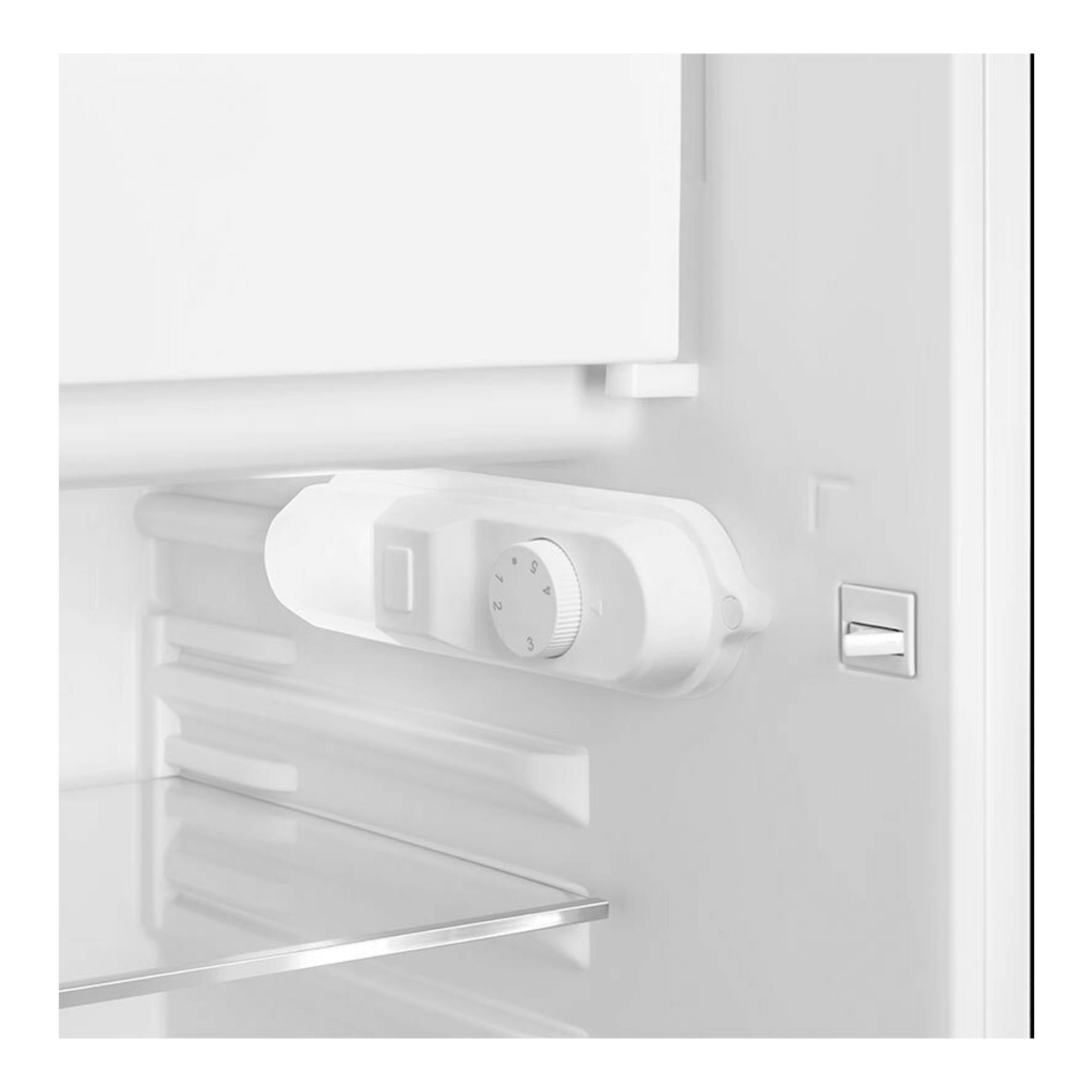 Interior de frigorífico Smeg FAB10LBL6, con panel blanco y selector de temperatura circular.