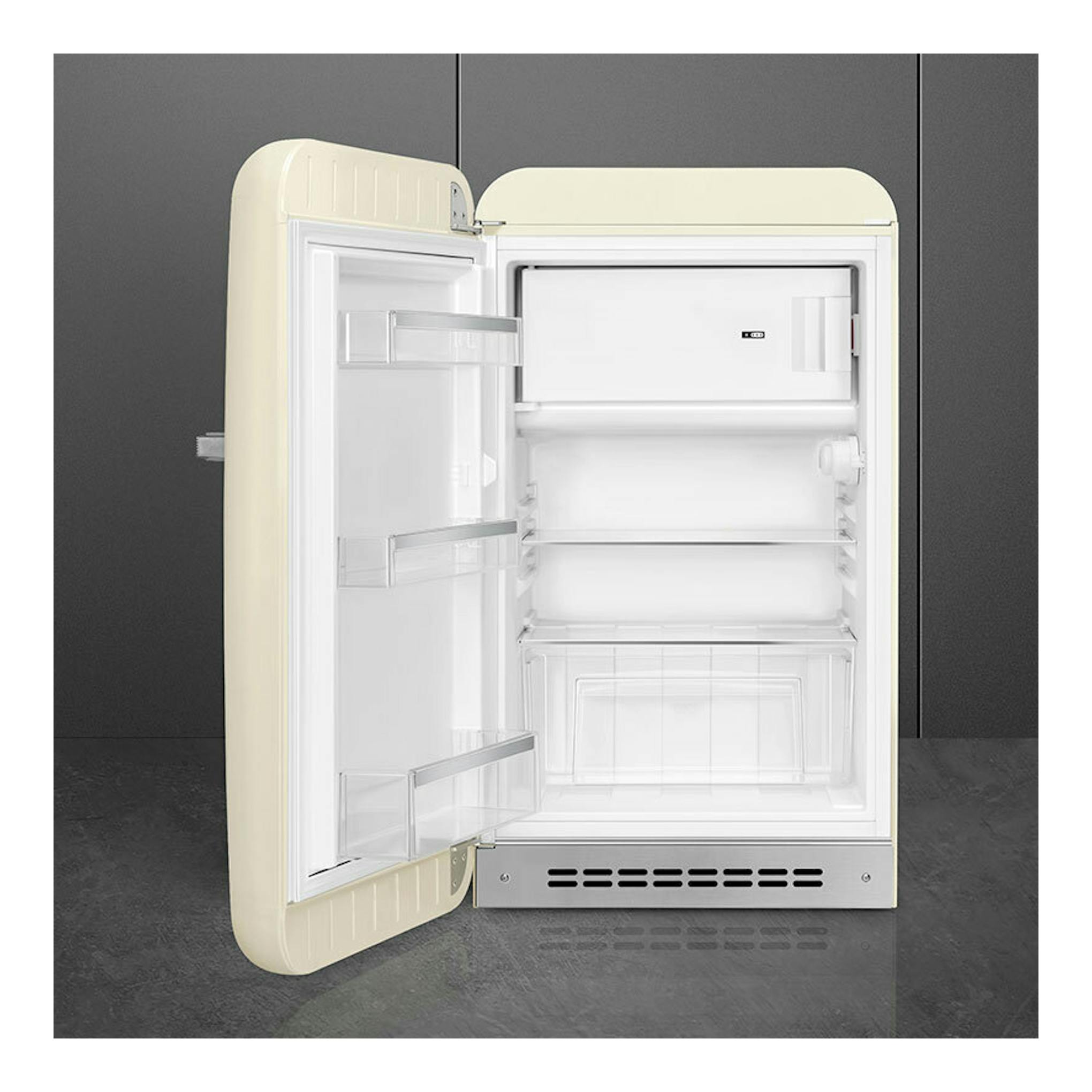 Frigorífico Smeg FAB10LCR6 crema, vista frontal con la puerta abierta y compartimentos interiores blancos.