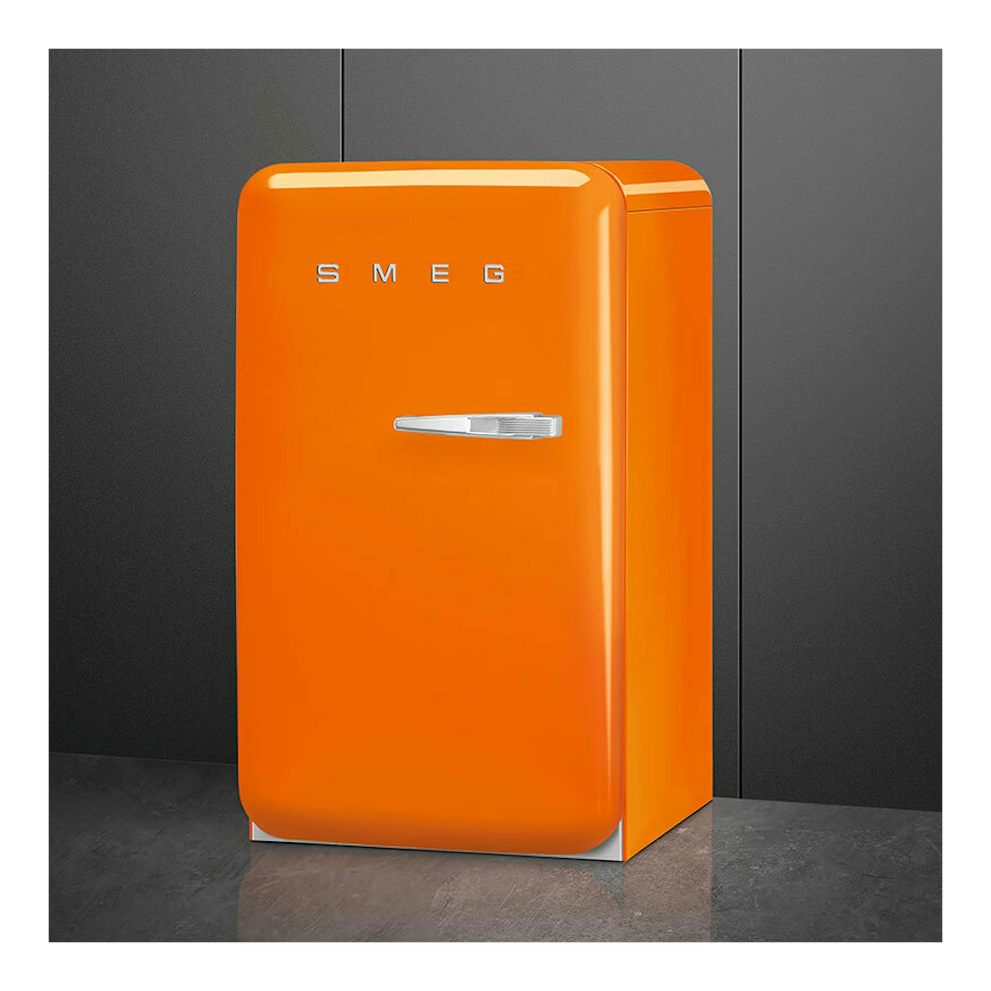Frigorífico Smeg FAB10LOR6 naranja, vista frontal en tres cuartos, con una puerta y tirador cromado.