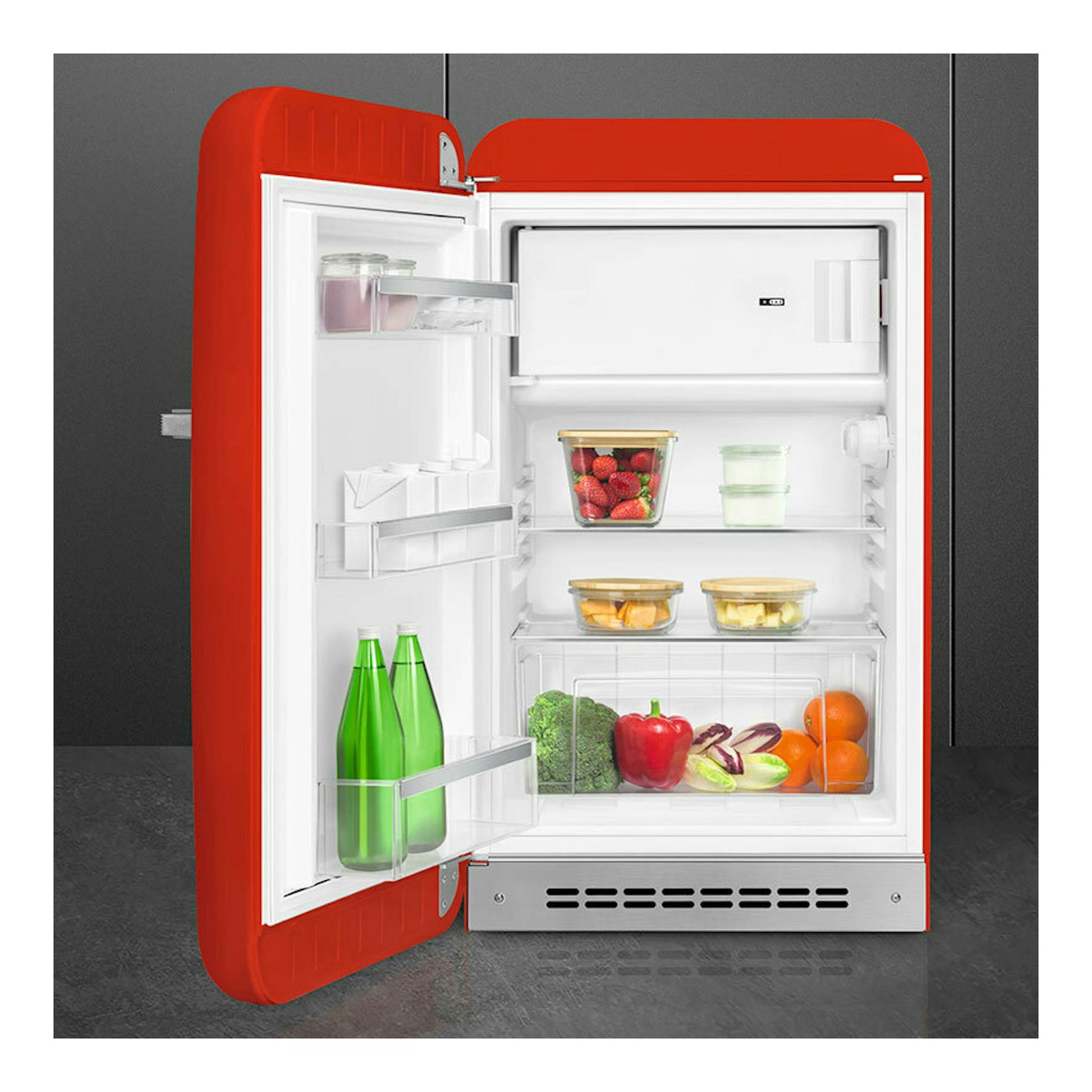 Frigorífico Smeg FAB10LRD6 rojo, vista frontal con puerta abierta y compartimentos interiores.