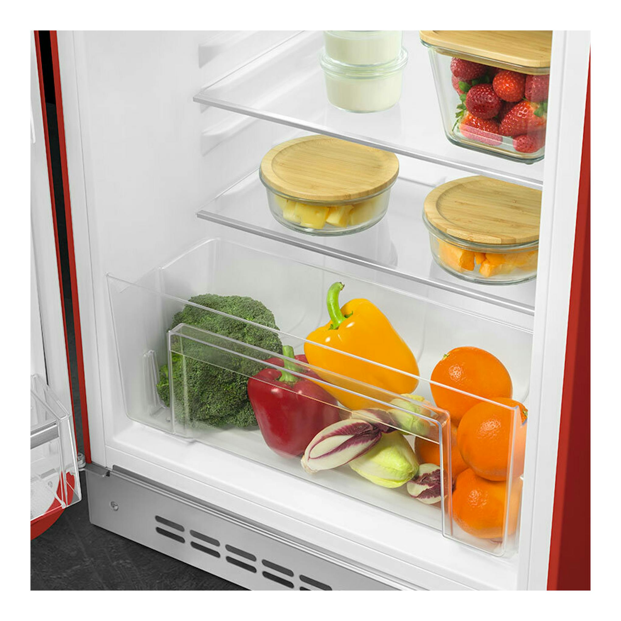 Interior de frigorífico Smeg FAB10LRD6 rojo, con baldas de vidrio, tarros y frutas y verduras.