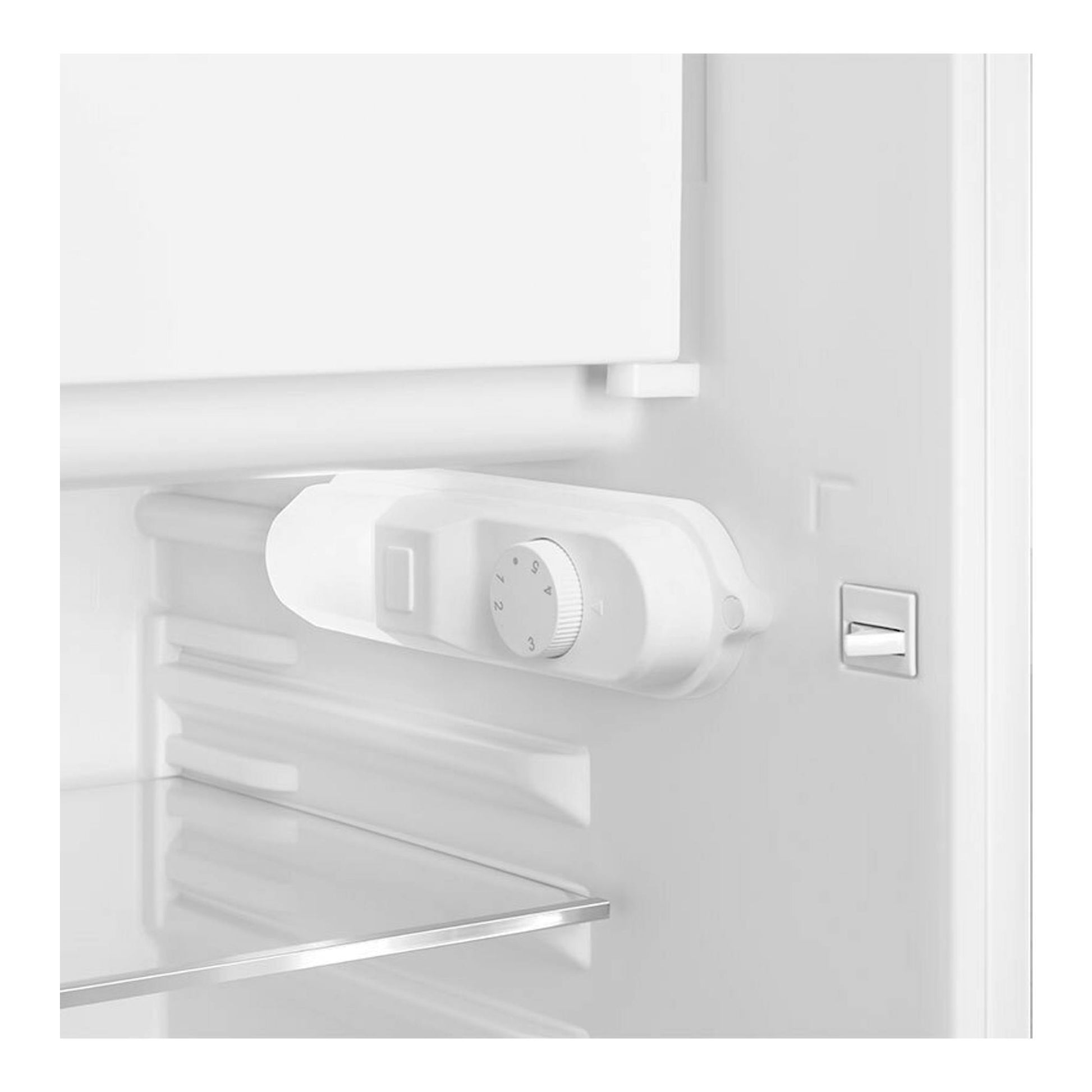 Interior blanco de frigorífico Smeg FAB10LRD6, con selector de temperatura y balda de vidrio.
