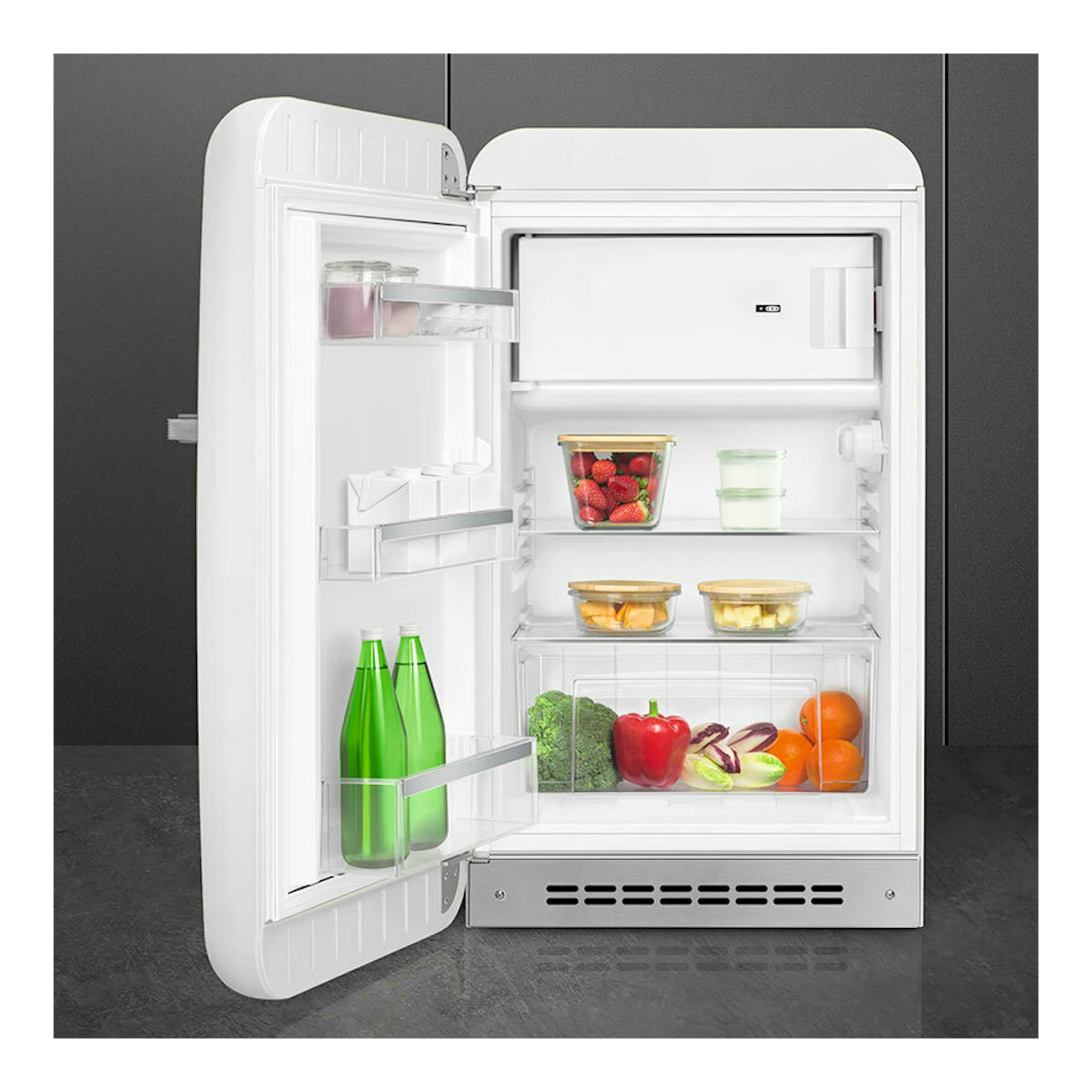 Frigorífico Smeg FAB10LWH6 blanco, vista frontal con la puerta abierta y alimentos en el interior.