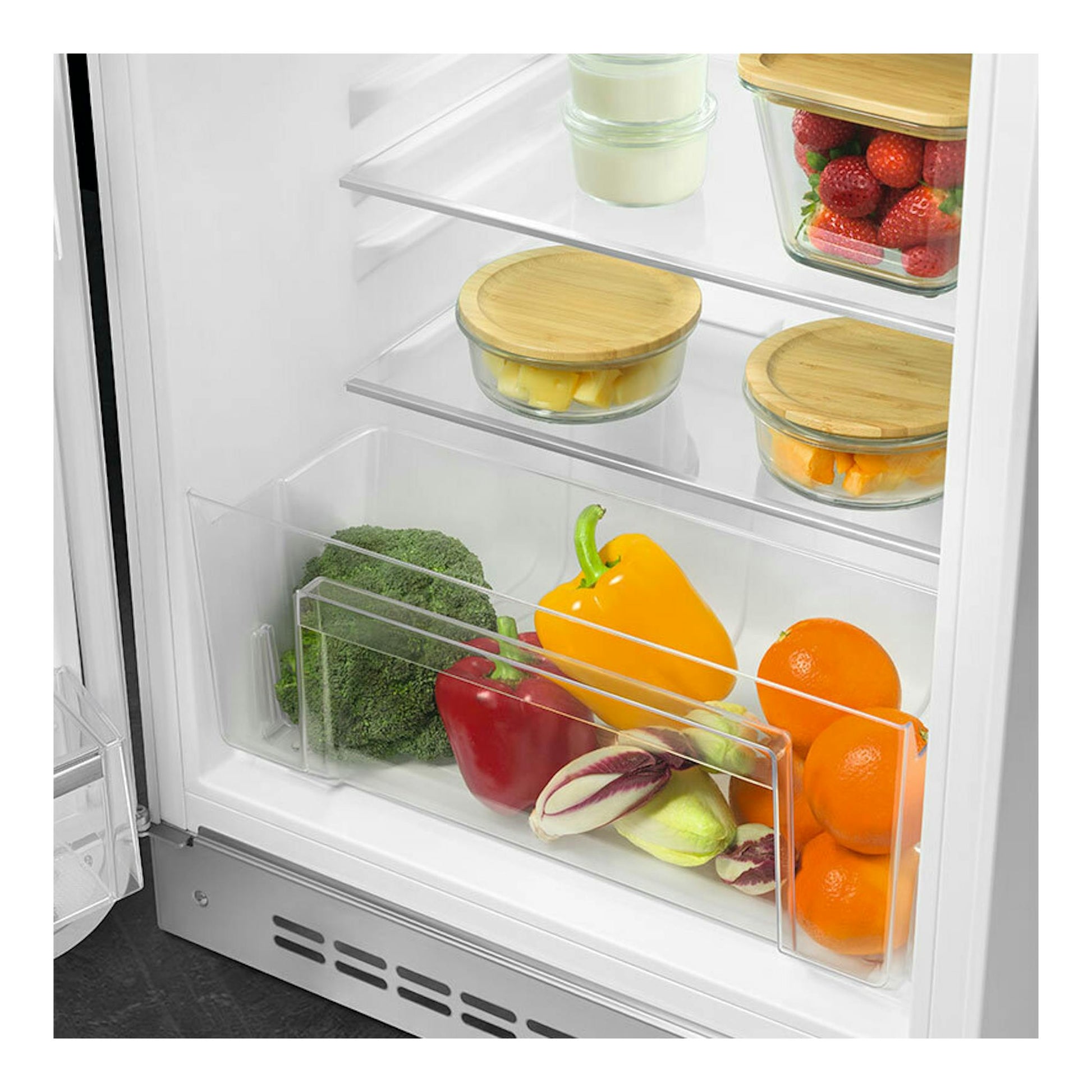 Interior de frigorífico Smeg FAB10LWH6 blanco, vista frontal, con estantes y verduras en cajones.