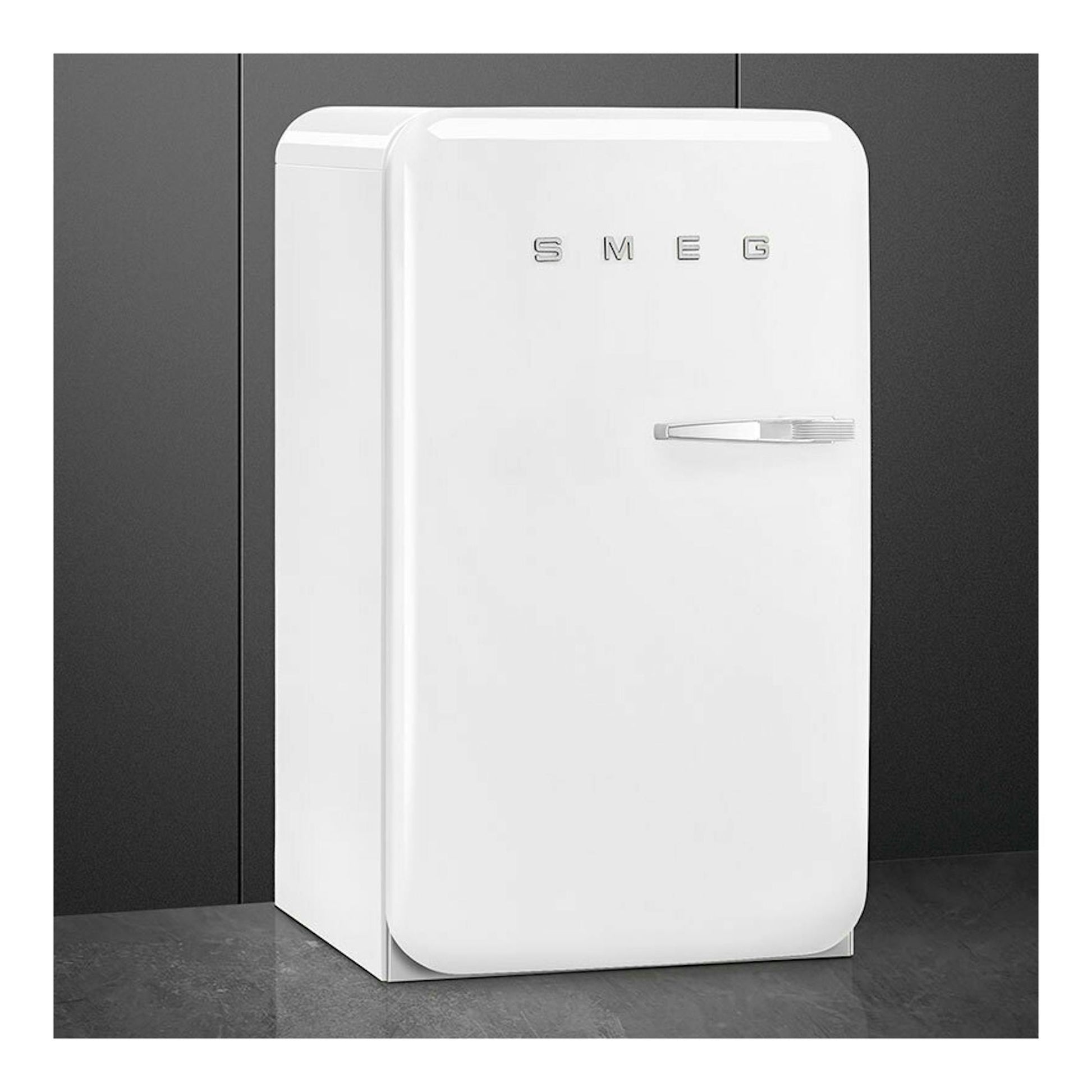 Frigorífico Smeg FAB10LWH6 blanco, vista frontal, una puerta, estilo retro.