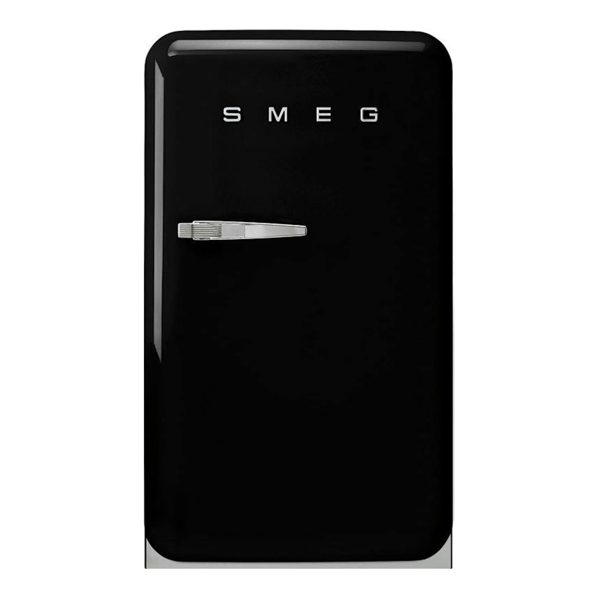 Frigorífico Smeg FAB10RBL5 negro, vista frontal, con una puerta y tirador cromado.