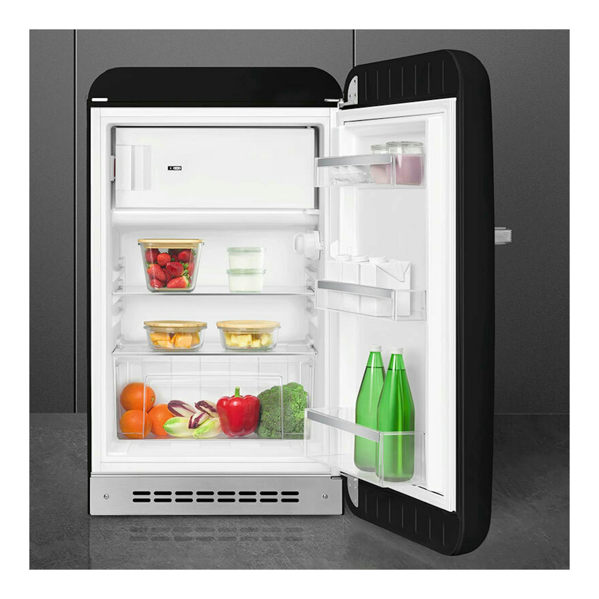 Frigorífico Smeg FAB10RBL6 negro, vista frontal con puerta abierta y interior blanco con alimentos y botellas.