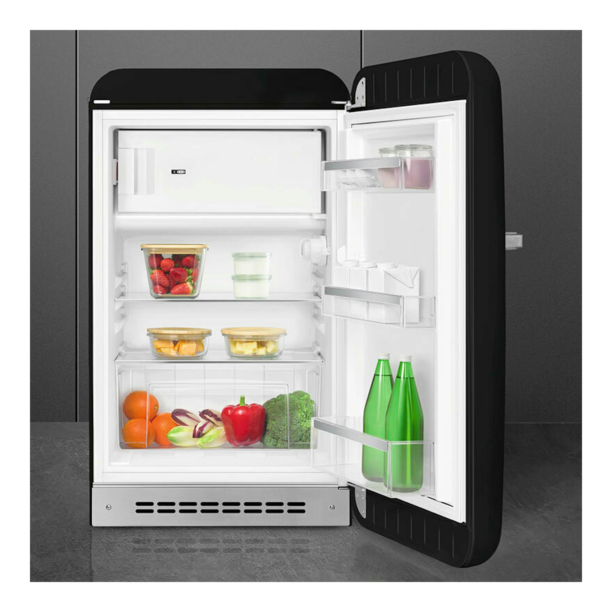 Frigorífico Smeg FAB10RBL6 negro, vista frontal con puerta abierta y interior blanco con alimentos y botellas.