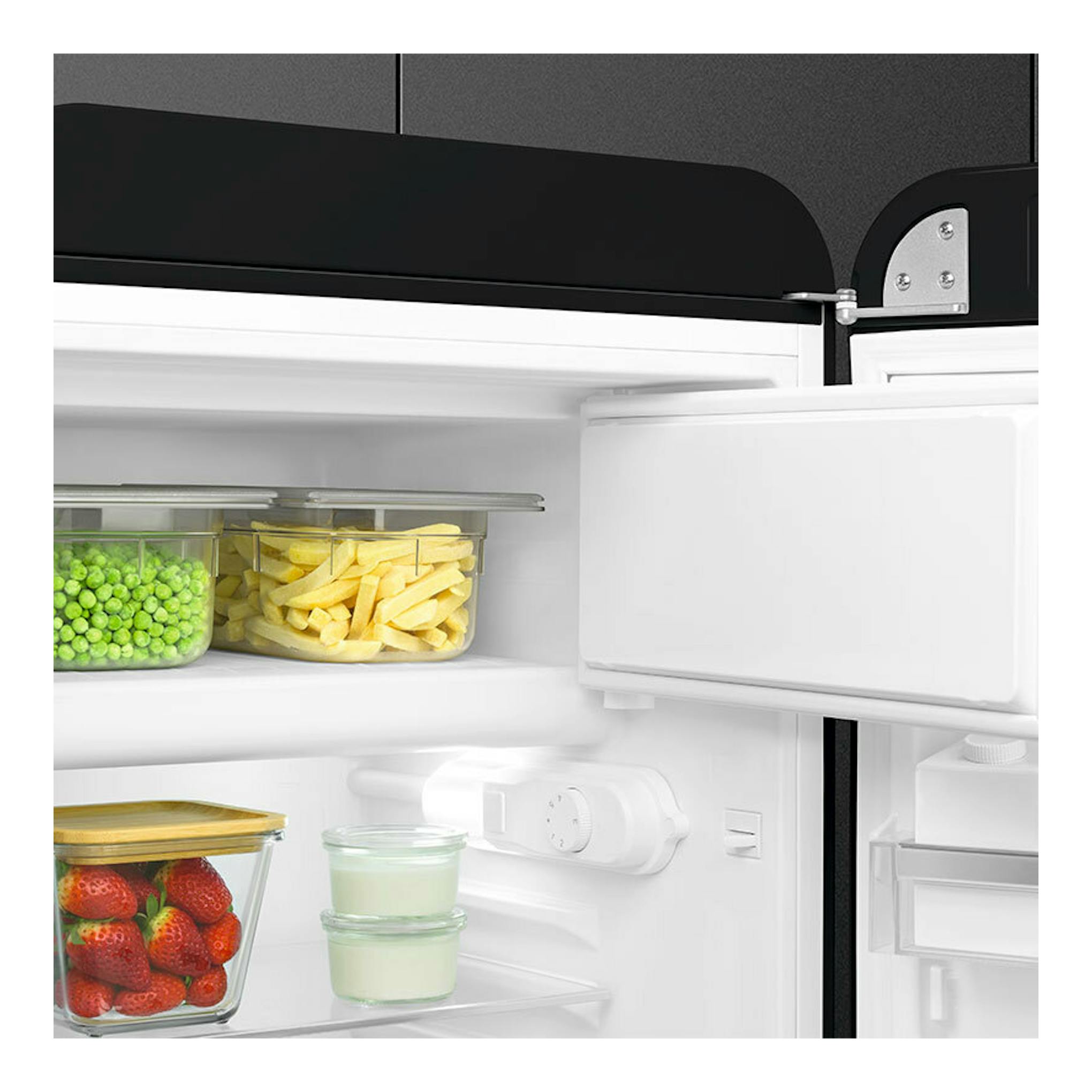 Interior de frigorífico Smeg FAB10RBL6 negro, con puerta abierta, vista frontal y recipientes con verduras y fresas.