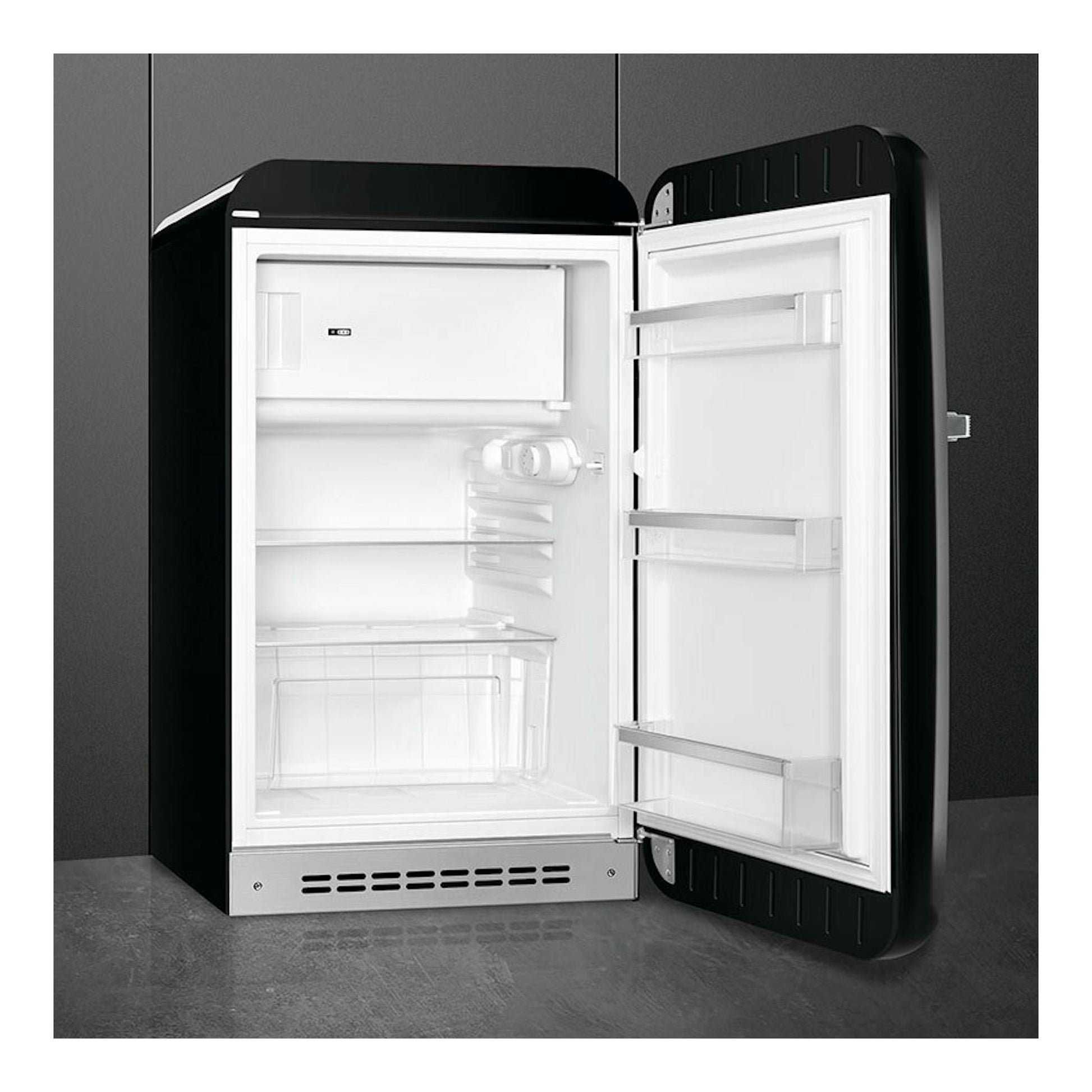 Frigorífico Smeg FAB10RBL6 negro, vista frontal con una puerta abierta y el interior blanco visible.