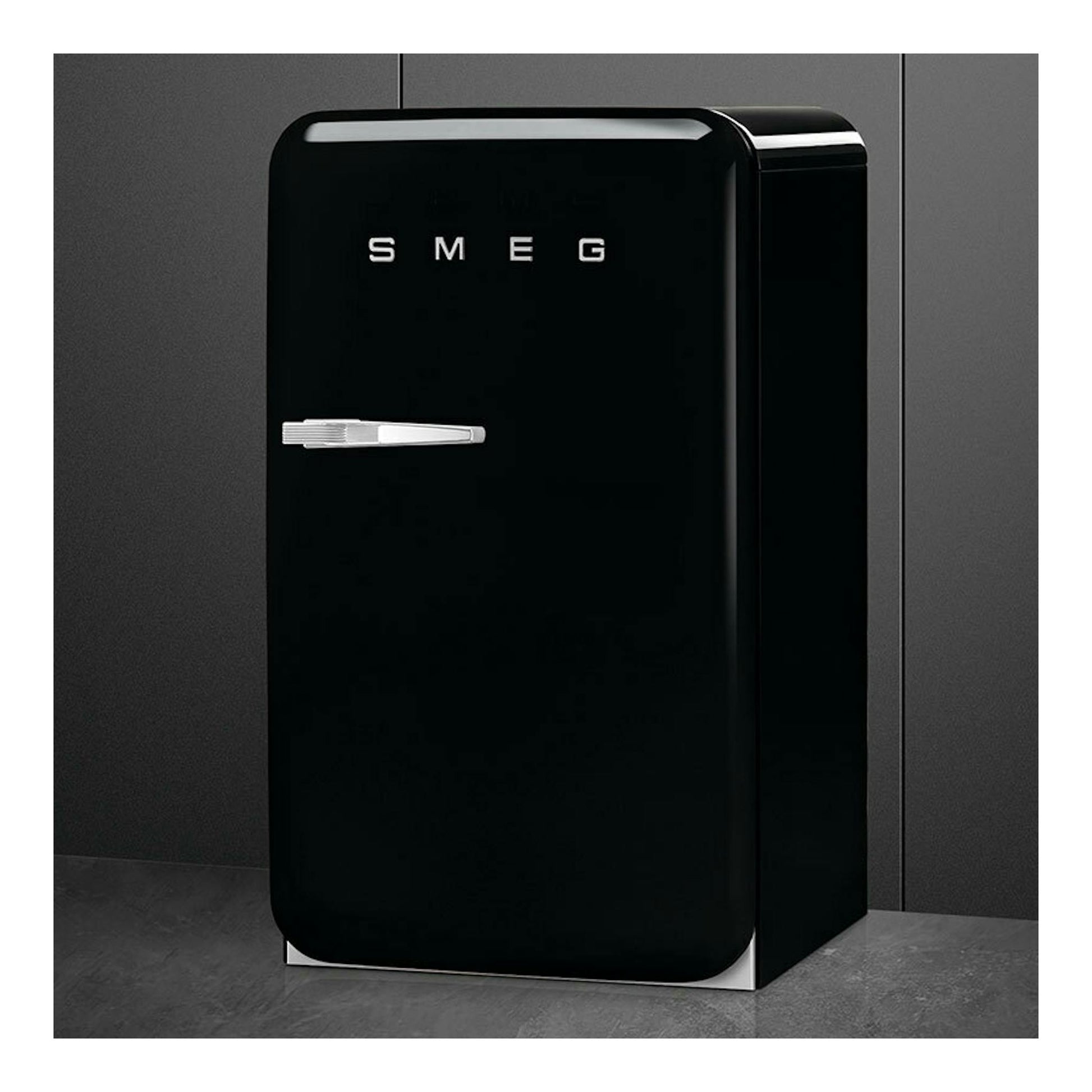 Frigorífico Smeg FAB10RBL6 negro, vista frontal, con una puerta y tirador metálico plateado.
