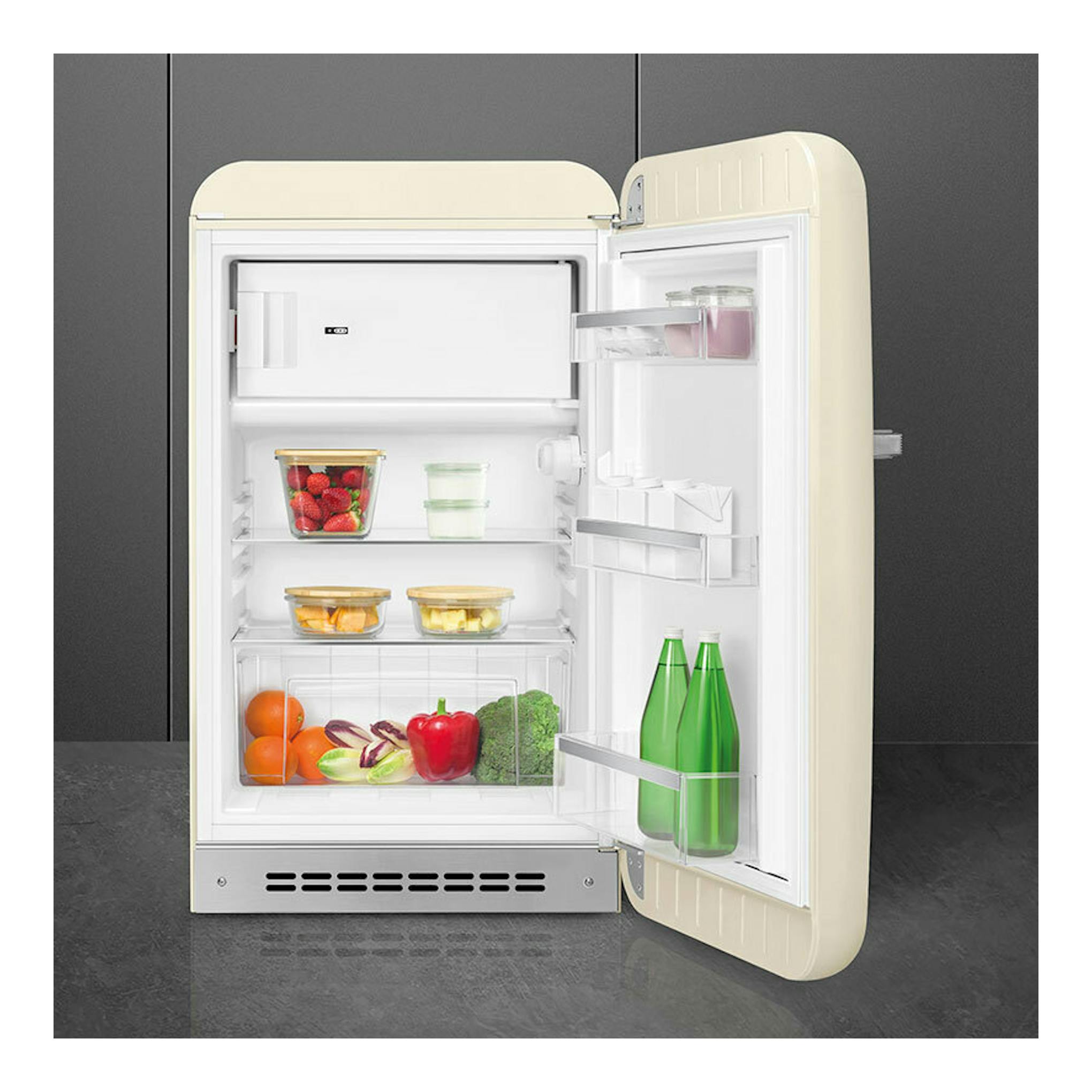 Frigorífico Smeg FAB10RCR6 crema, vista frontal con la puerta abierta y el interior visible.