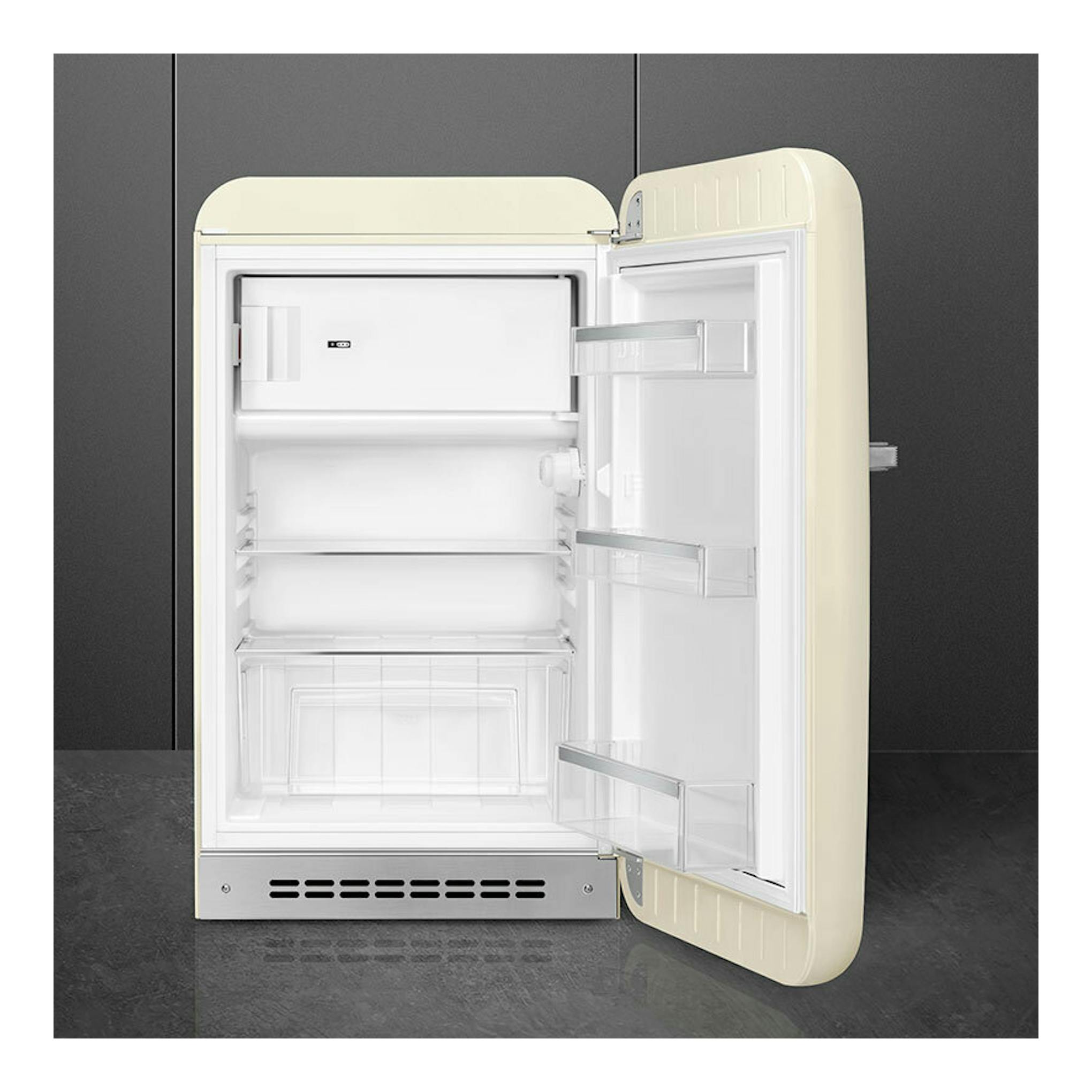 Frigorífico Smeg FAB10RCR6 crema, vista frontal con una puerta abierta e interior blanco visible.