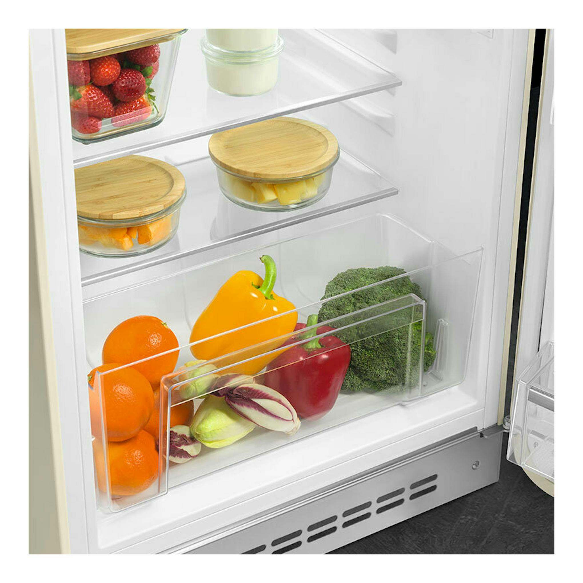 Interior de frigorífico Smeg FAB10RCR6 crema, vista frontal con estantes, frutas y verduras.
