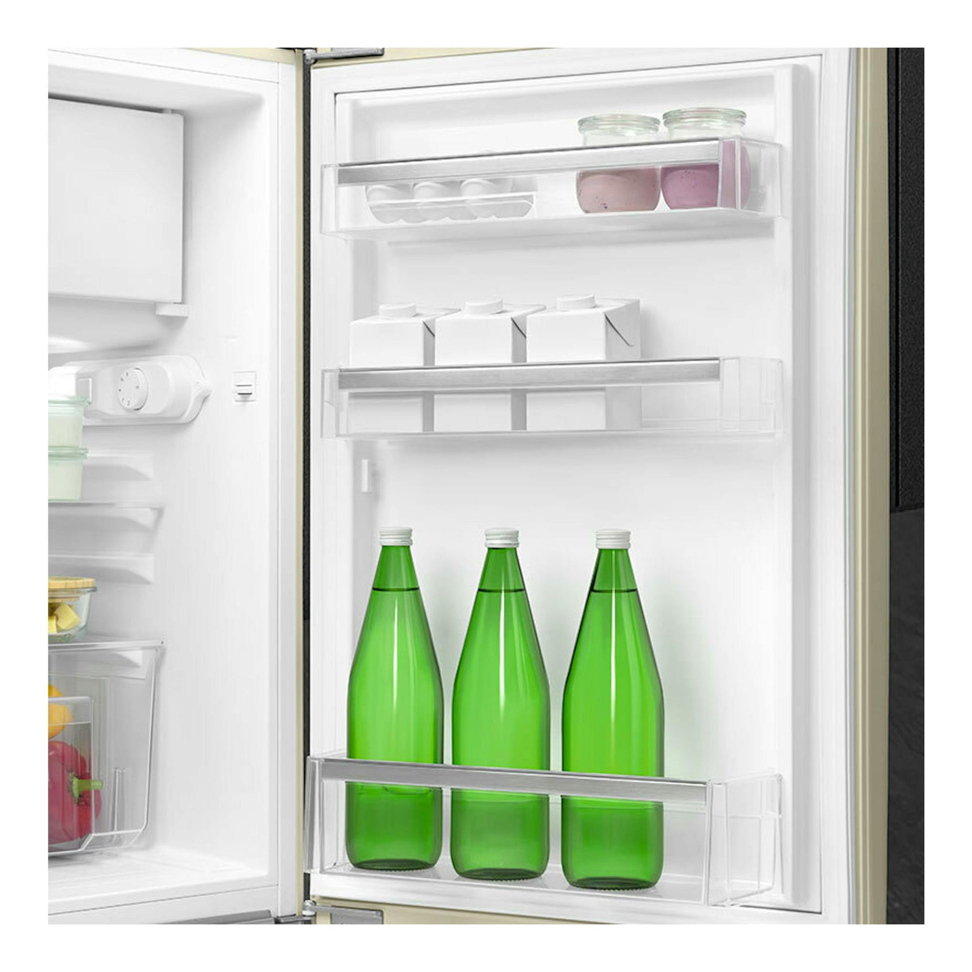 Frigorífico Smeg FAB10RCR6 crema, puerta abierta, interior blanco con estantes y botellas verdes.
