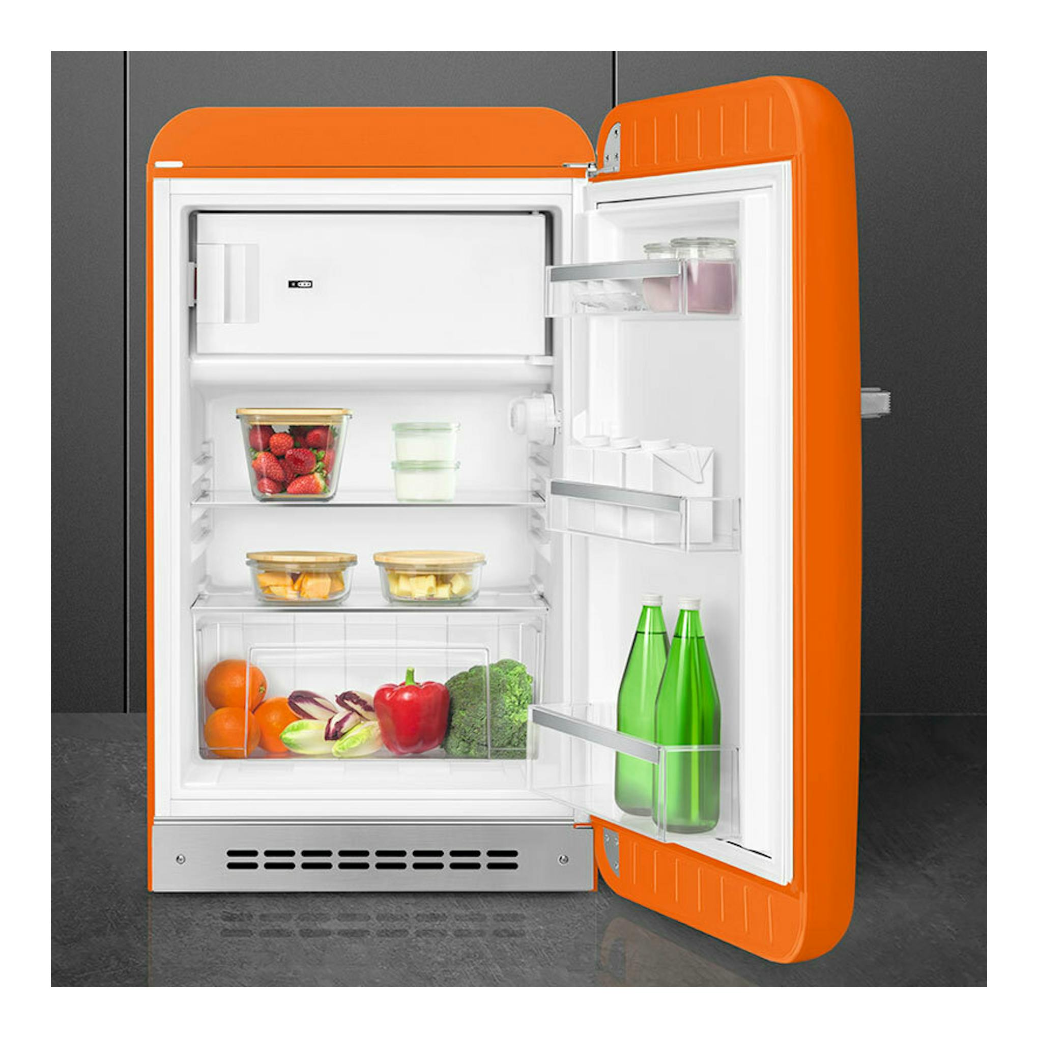Frigorífico Smeg FAB10ROR6 naranja, vista frontal con la puerta abierta e interior visible.