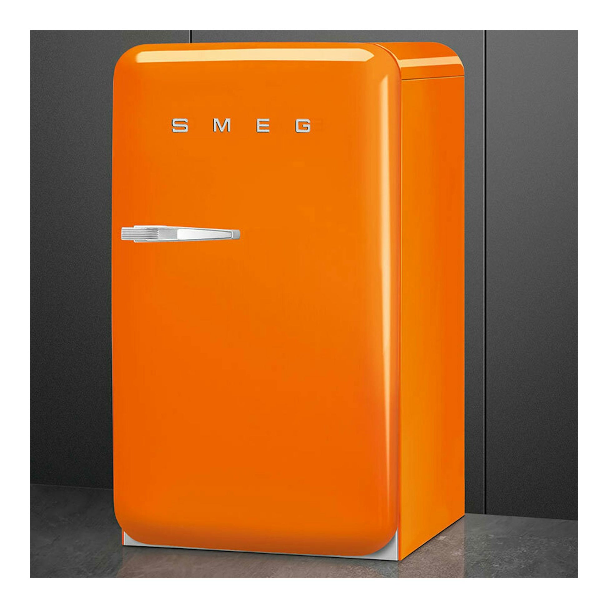 Frigorífico Smeg FAB10ROR6 naranja, vista frontal en tres cuartos, con una puerta y tirador cromado.