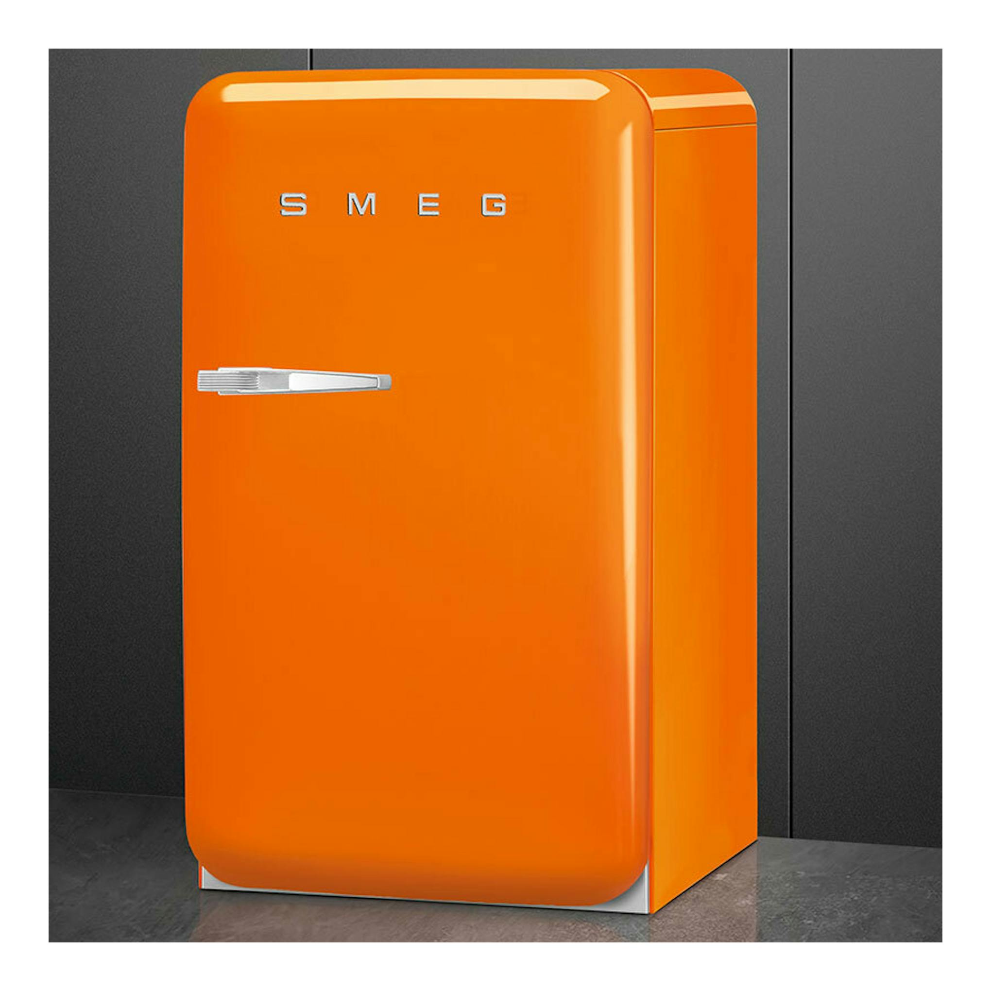 Frigorífico Smeg FAB10ROR6 naranja, vista frontal en tres cuartos, con una puerta y tirador cromado.