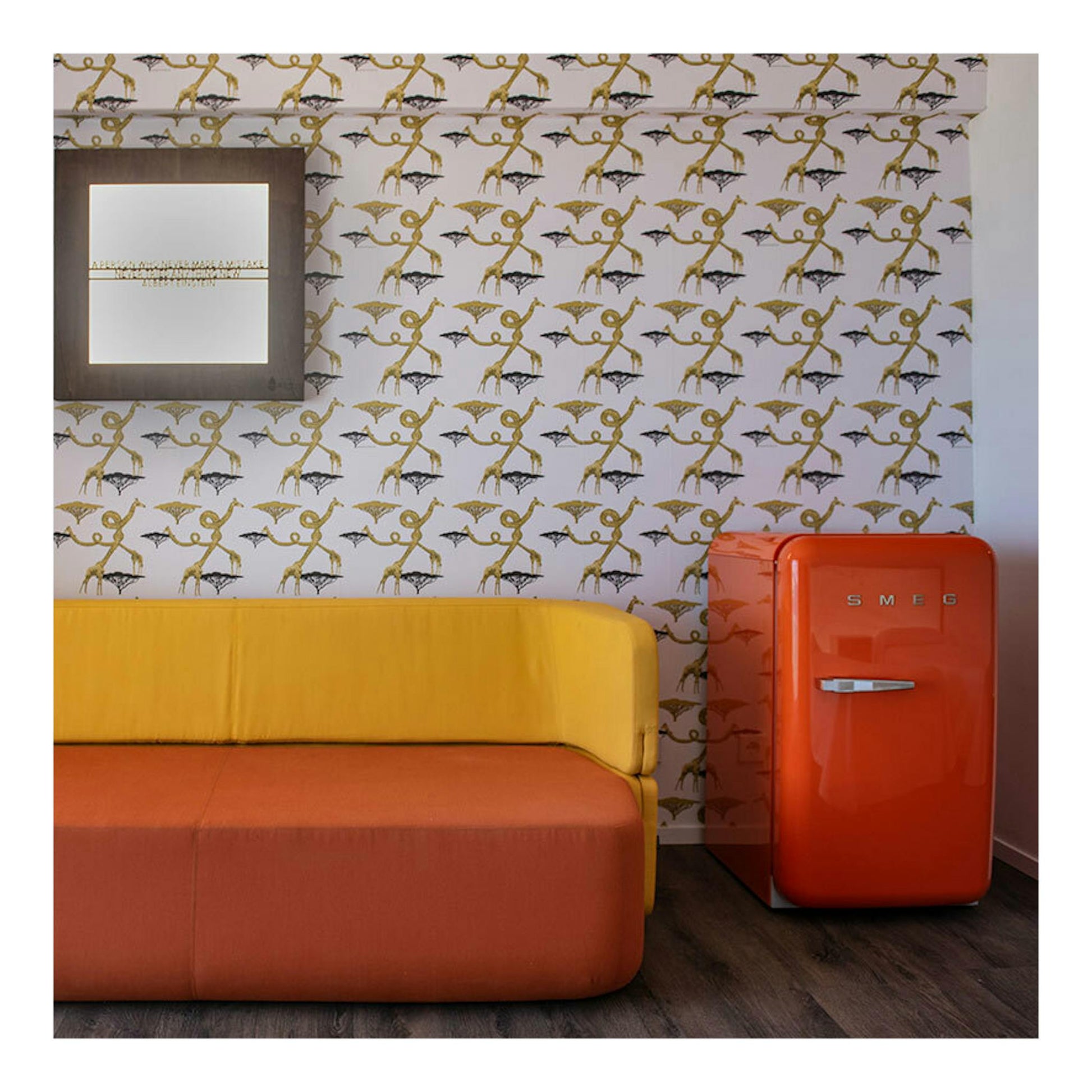 Frigorífico Smeg FAB10ROR6 naranja de una puerta, vista frontal.