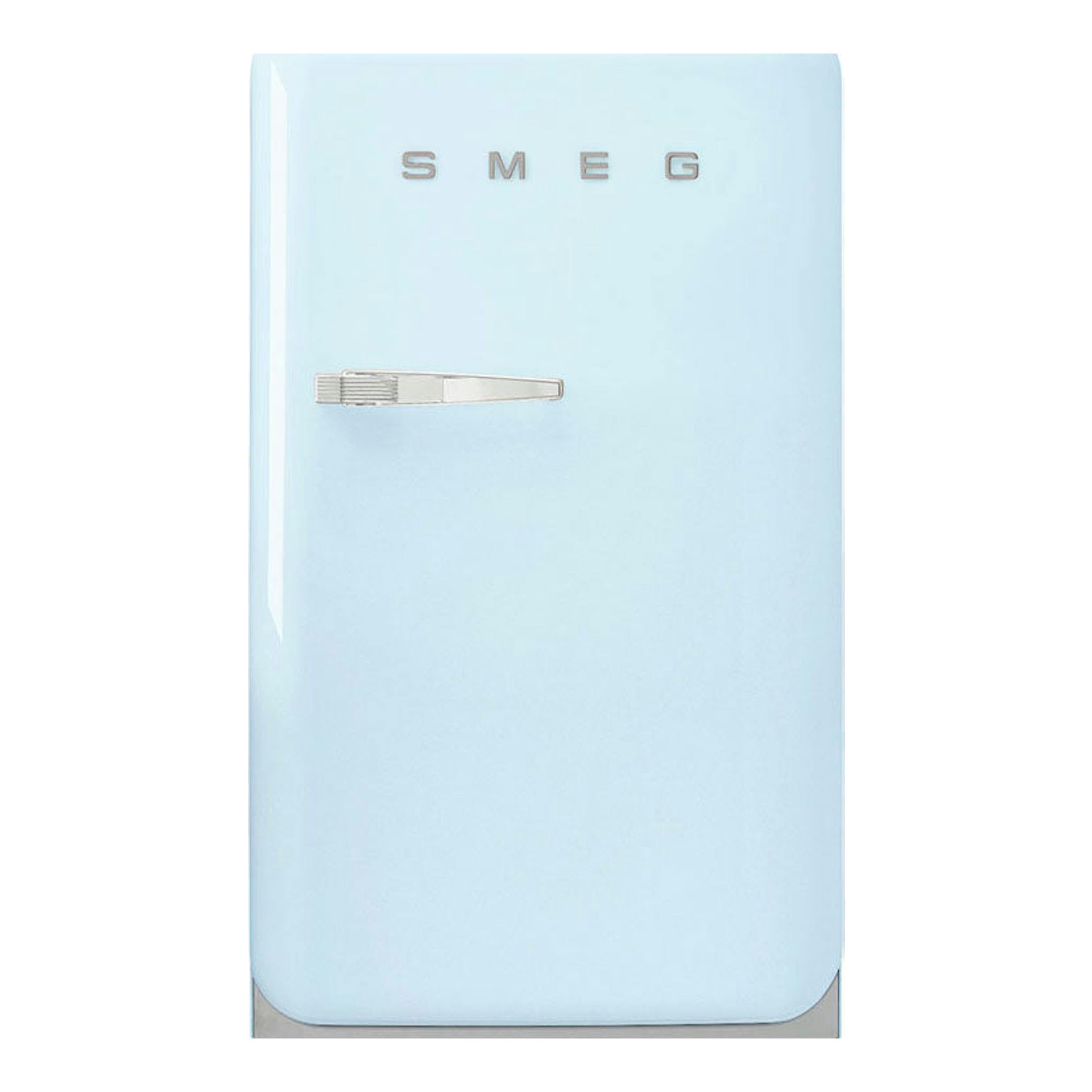 Frigorífico Smeg FAB10RPB5 azul claro, vista frontal de una puerta con tirador cromado.