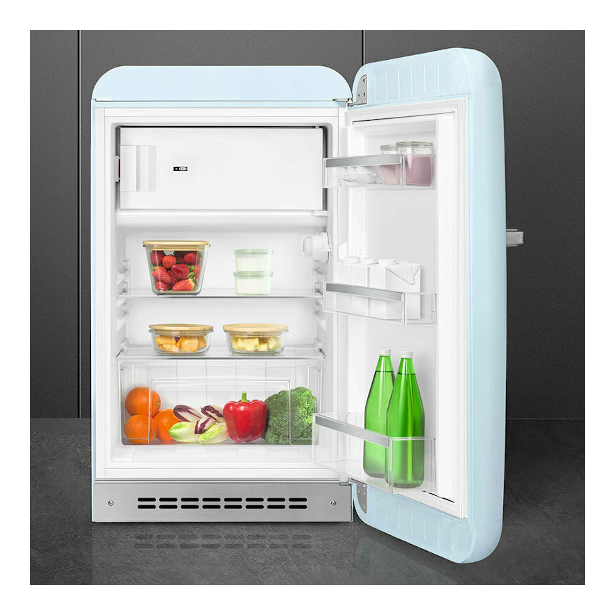 Frigorífico Smeg FAB10RPB6 azul, vista frontal abierta, con interior blanco y alimentos en baldas.