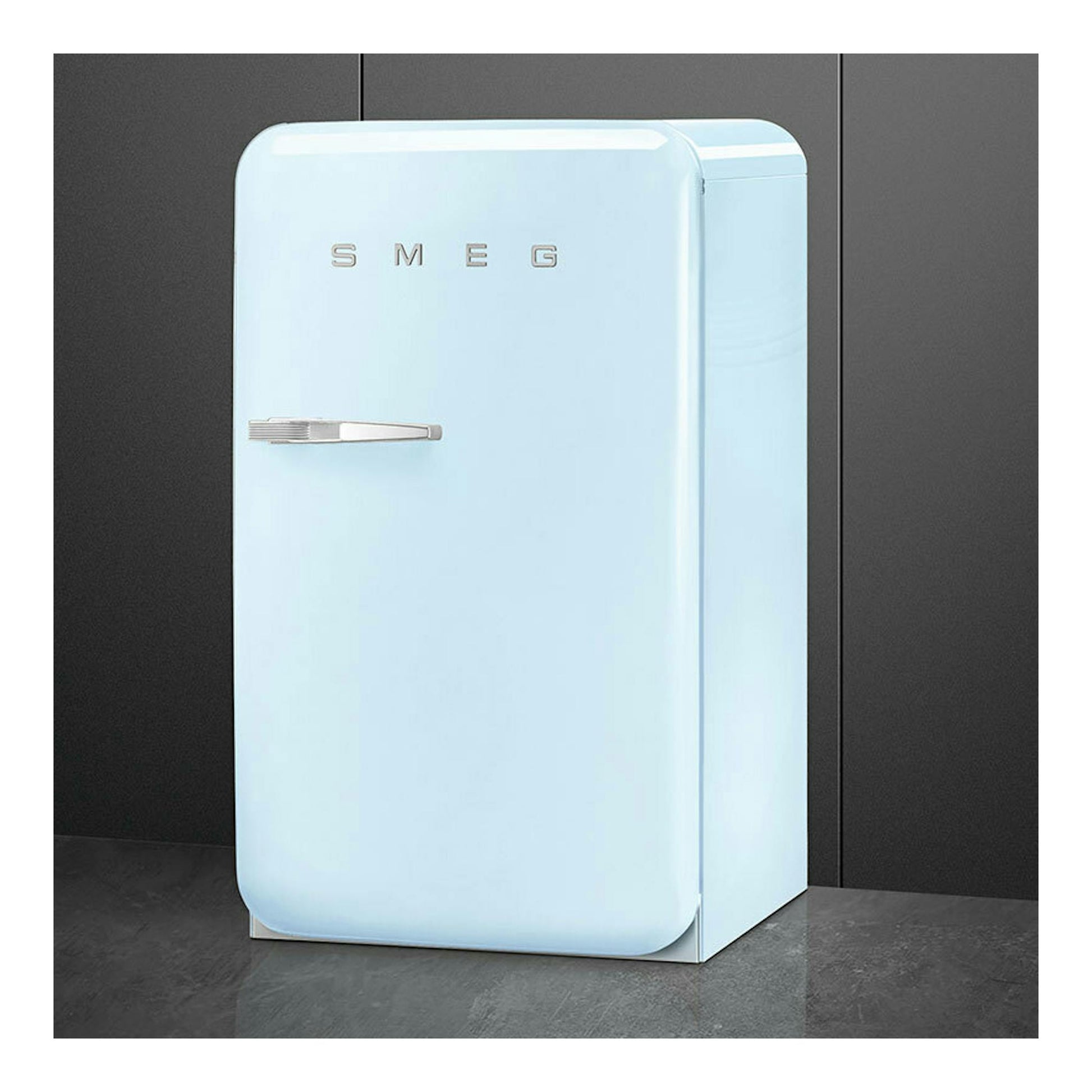 Frigorífico SMEG FAB10RPB6 azul claro, vista frontal en ángulo, con una puerta.